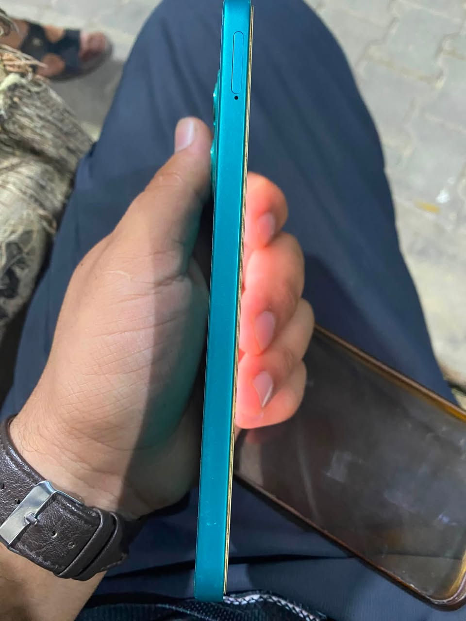 سلام عليكم هونر x8ذاكره 256شرط جديد مستعمل شي قليل جهاز راقي دقه كامره كلشي شغال السعر200وبيه مجال العنوان كركوك دوميز الرقم ***********
