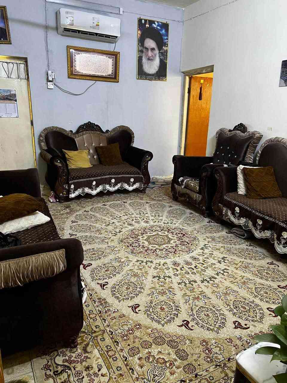 السلام عليكم بيت بلدية مساحة تقريباً 290 يتكون من مطبخ وصالة وديوانيه ومجمع صحيات ووغرفة ومخزن ايضاً يصلح غرفة مكانه البصره الجبيلة شارع السايلو رقمي *********** واي ستفسار انا خادم
