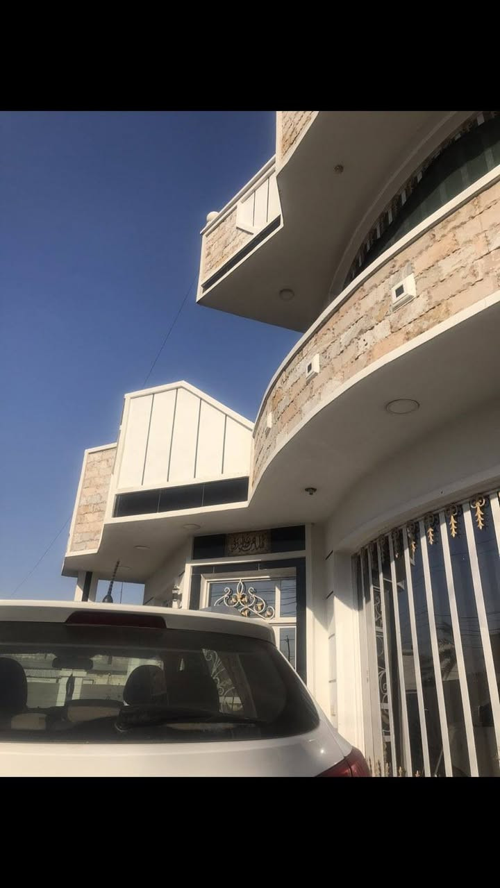 دار للبيع مساحه 400متر واجهه 20يحتوي ثلاث غرف غرفتين في الطابق الارضي وغرفه في الطابق الثاني ومطبخ يحتوي ع 2حار وبارد واستقبال وصاله كبيره وحديقه خلفيه والموقع جسر ديالئ قرب جامع الابيض للاسفستار ع هذه الرقم ***********
