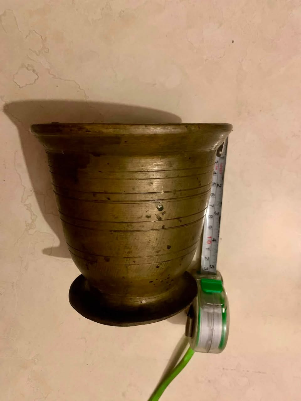 هاون عراقي قديم مخطط من الخارج القياسات والوزن موجود بالصور قيّم باللي يرضي الله واخذ .. مكاني بغداد للتواصل واتساب ***********

