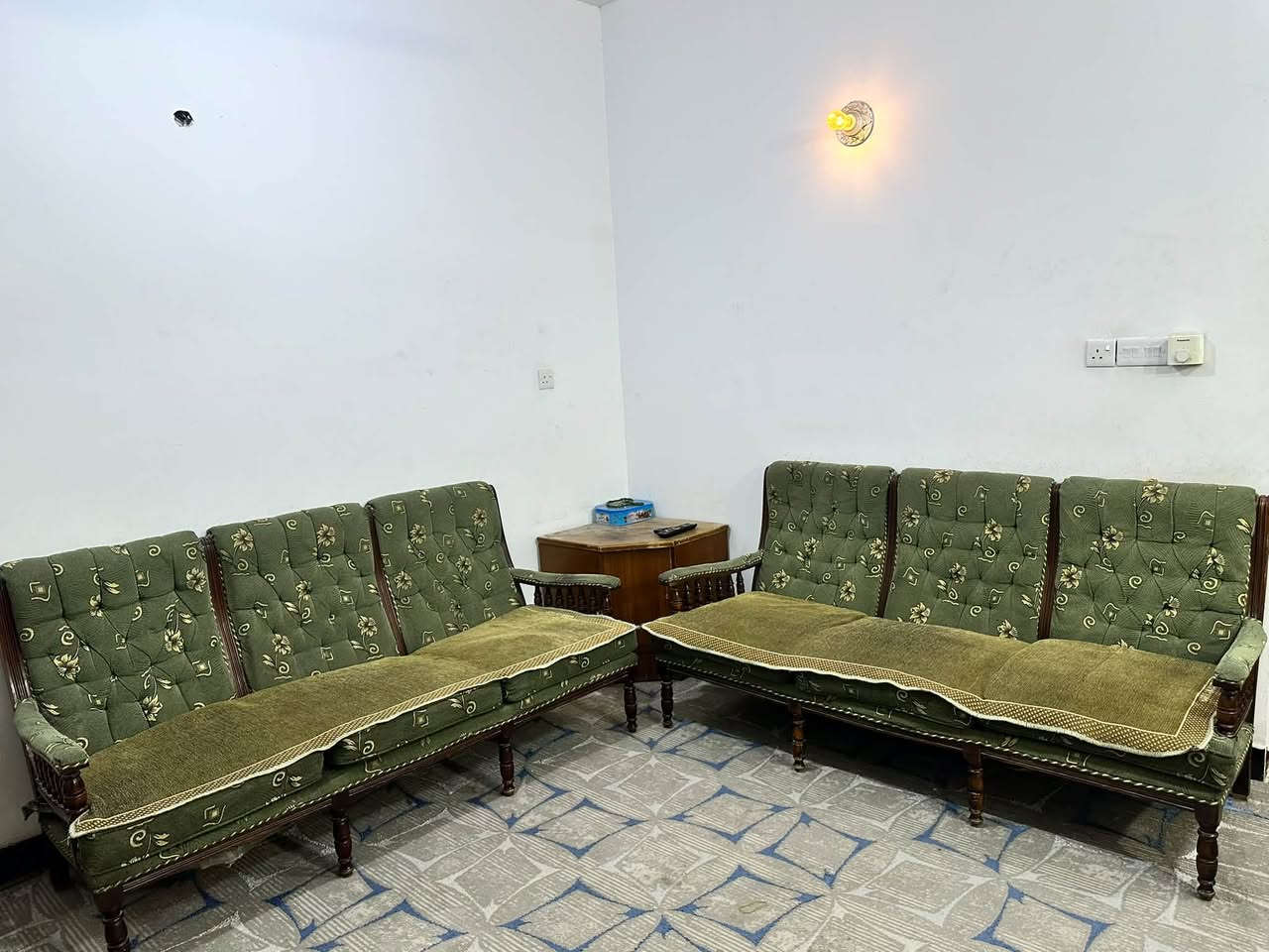 السلام عليكم
عندي تخمين قنفات نظيفات 
داخل بغداد 
رايدتهم اثنينهم ب٥٠٠ وبيهم مجال 
واليريد واحد بس هم عادي ونتساهل بالسعر 

‭***********‬
