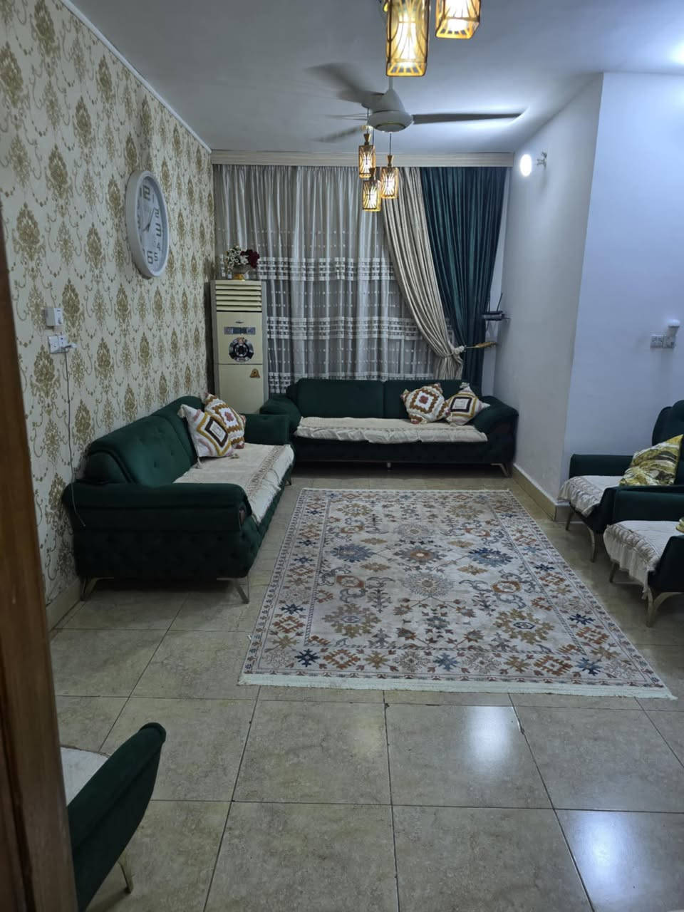 دار سكن طابو صرف في حي ( الأمير الأول )
خلف مدرسة ( سكينة بنت الحسن ) 
مساحة ٢٥٠ م - كل البيت طابوق 
 الطابقين صب كونكريت مسلح
( طابقين ) - ( ٣ غرف نوم )
(الطابق الأول  / غرفة نوم واحدة + صحيات  )
( طابق الثاني / ٢ غرف نوم + صحيات + ٢ مخازن 
+ صالة كبيرة )
( السطح أيزوكام ) - ( بناء درجة أولى )
( شارع بعرض ١٠ م ) - ماء - كهرباء - تبليط - مجاري

للاستفسار مراجعة مكتب غازي للعقار     
واسط - الزبيدية - قرب أفران المائدة   ***********   
***********
