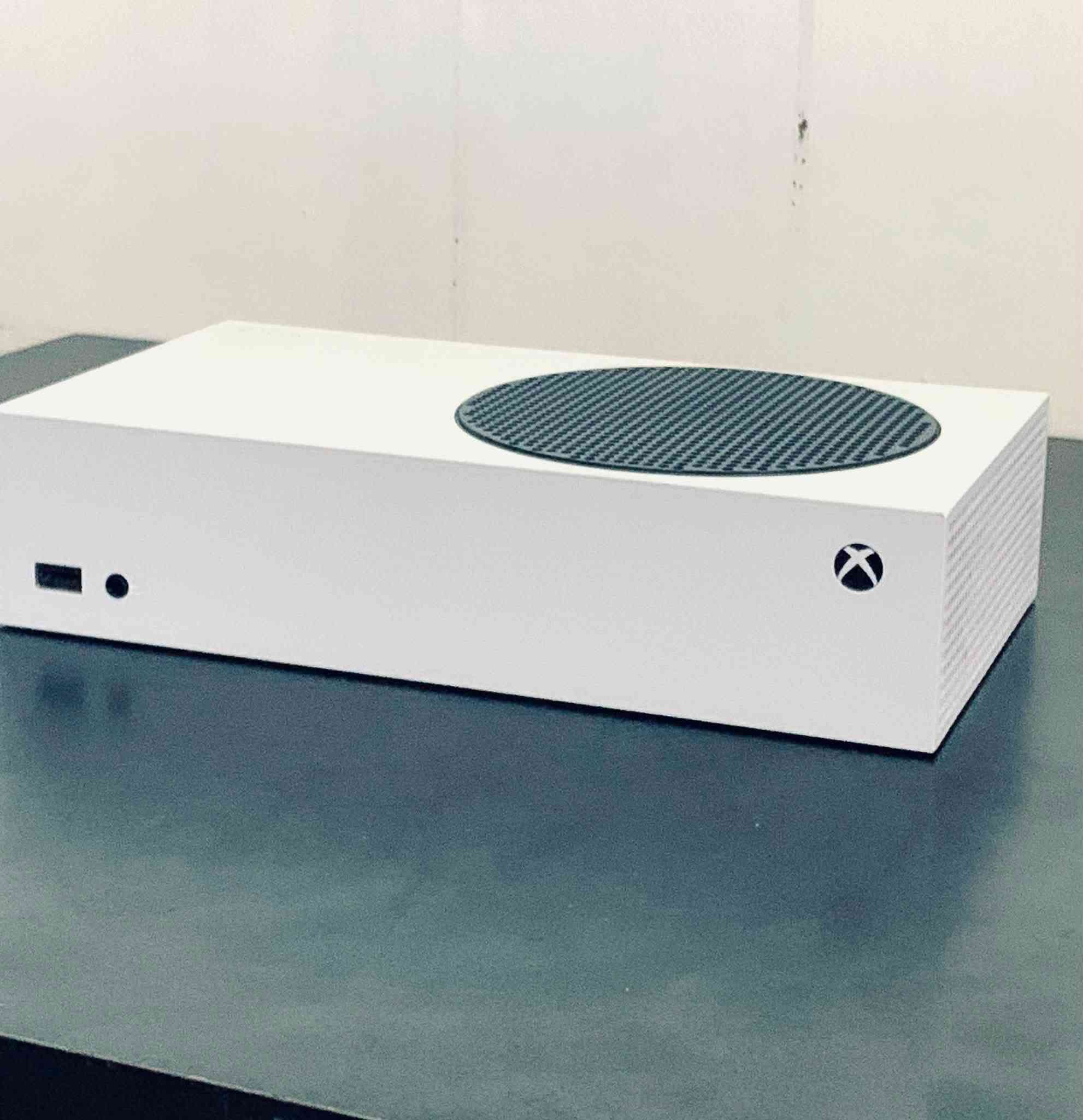 ب 375 ألف راح تكدر تلعب اكثر من 400 لعبه مجانيه على خدمه ال game bass 🔥🔥

يابه شلونهم ، Xbox series s مستخدم إنتاج 2024 كامل ملحقاته ماعدا الجويستك عطلانه قابله لتصليح بس…. أنطيك جويستك  game sir إضافيه مع الجهاز، وبس ؟ ، لا طبعاً أنطيك بطاريات شحن مع واير هديه للجويستك ولقاعده الشاحنه ، مع هذا راح أنطيك ضمان للجهاز مع الكارتونه راح تجي وياه، والكارتونه الها تأثير جداً كبير إذا حضرتك ردت تبيعه ولو ما اعتقد

لأن جهاز جداً راح تستمتع مقابل خدمه مراح تكلف … الله شاهد عليه الجهاز مستخدم قليل رغم هذا جداً استمتعت بيه ختمت كثير ألعاب وأنا حبيت انقل هذه التجربه الراقيه… على 120fps ثابته
طبعاً حقيقة إني اعتبر هذا الجهاز العظيم pc مصغر غير هذا ان تكدر تسوي سيت أب حلو مثل حضرتك

الجهاز دينباع بل سوك فوك 400 ألف واني دا أبيعه بهل سعرك لحك قبل لاتخسر 😉
للاستفسار 
***********
