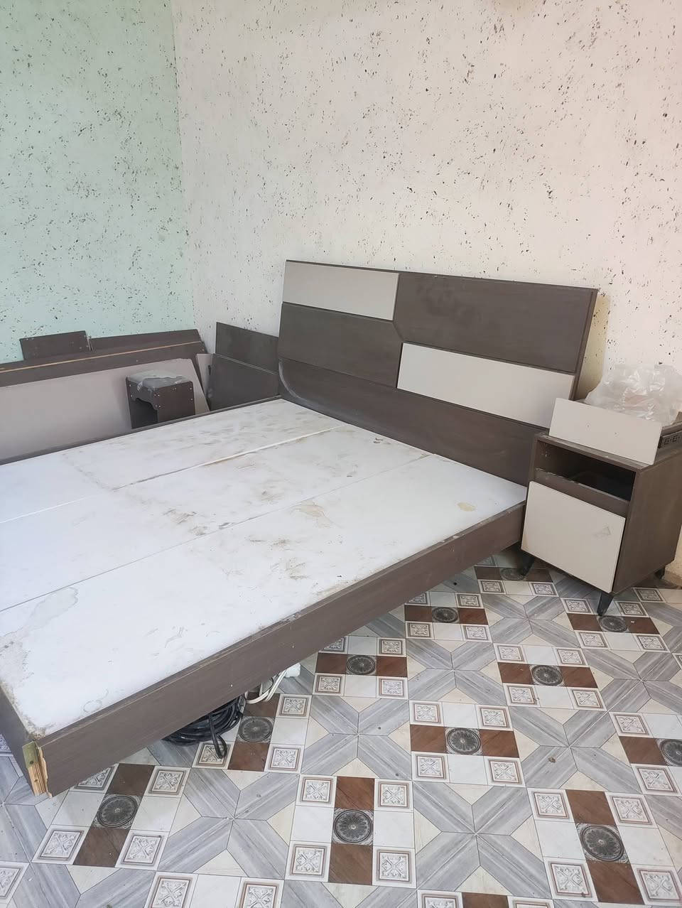 غرفة نوم تركيه سعرهة 125 بعدهي ما مشدوده شديت بس  الجربايه وطلع اكو نقص بل كنتور القاطع البنص ول نرمايد ملاته الكنتور ابو ال6 طابقين مكاني بغداد تاجي سبع البور رقم الهاتف ***********
