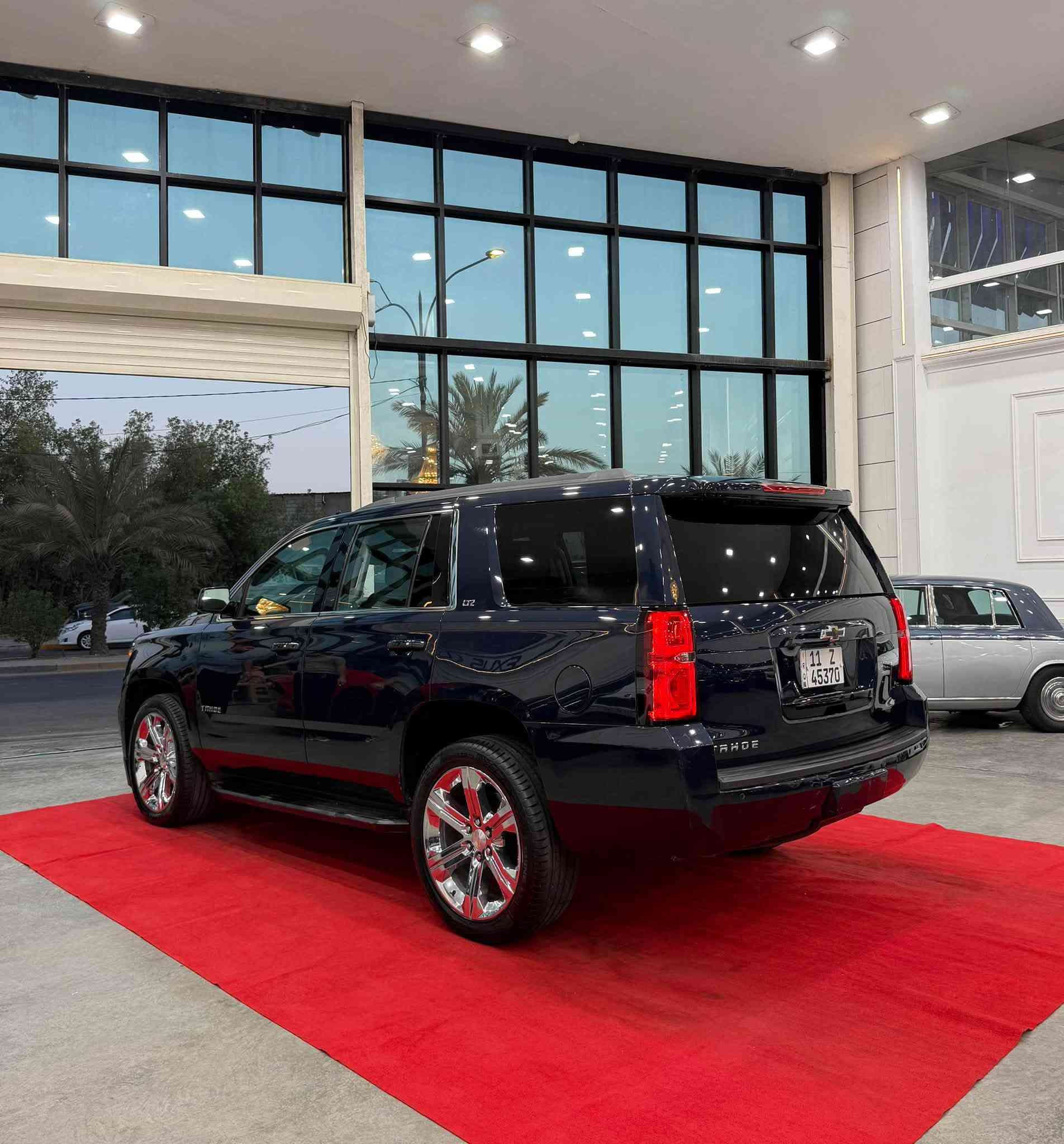 السلام عليكم 
تاهو : LT 
موديل : 2019
ماشية : 85 الف 
المواصفات 
فتحة 
بصمة 
بصمة ابواب 
تشغيل عن بعد 
تحكم ستيرن جهتين 
كروز سرعة 
رادارات 
تحديد مسار 
قيادة ذاتيه 
شاشة 
شاشة وسطية 
كاميرا 
كشنات كهرباء 
كشنات الخلفية كهرباء 
كشنات جلد 
كشنات تدفئه 
كشن هزاز 
ذاكره خزن ميموري 
اناره داخلية LED
لد امامي 
لايت زنون 
بلوجكتور زنون 
بك لايت لد 
تبريد بيانو 
ستيرن هيتر 
سبايدر خلفي 
دوسات 
3 قطع تبريد 
7 راكب 
نظام اطفاء 
صاجات 
ويل كب كروم
مري شفط كهرباء 
سستم صوت سماعات 
حساسات امامية + خلفية 
صندوك كهرباء 
نيكلات 
المكينة 8 سلندر 
 5300 
الون : نيلي 
(رقم بغداد مشروع وطني الجديد بأسمي ) 
الحادث : طخة بسيطه بالبنيد مبدل نفس الون ( بيها صبغ جاملغات امامية + جاملغ خلفي ) ( صور الحادث + السونار مرفق ) 
(السيارة جديدة جداً بدون اي نقص )
العنوان: بغداد الكاظمية قرب مرور الكاظمية معارض جكوك شركة البحر المميز 
السعر : 275  وبيها مجال بسيط 
للاستفسار 
عبدالرحمن 
 ***********
 ***********
