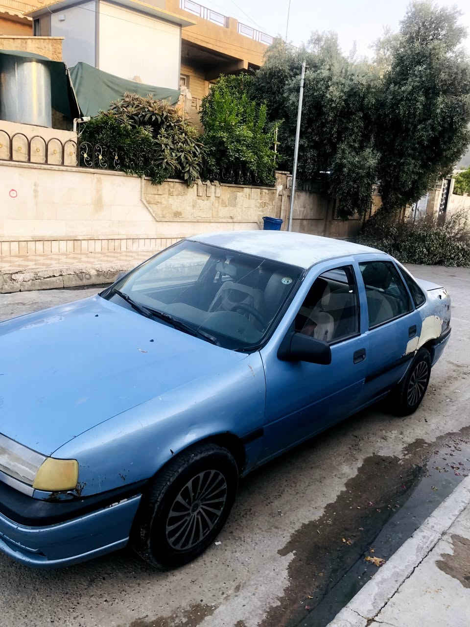 السلام عليكم 
اوبل ڤكترا حجم 18 سياره جاهزه شرط تشغل وتمشي فقط بيها هذا الداير خيسان موضح بالصور مضروب معجون كير محرك شرط
 السعر 25

***********
***********
