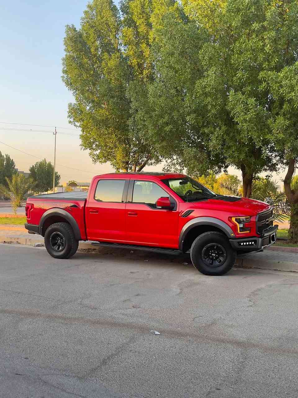 السلام عليكم للبيع
Ford Raptor 2018

بدون ايرباك 

***********

🛻 المواصفات:

• 4×4 دفع رباعي

• محرك 3.5L V6 EcoBoost Twin Turbo

• 450 حصان

• كاميرات 360° محيطية

• كاميرا خلفية

• حساسات أمامية وخلفية

• بصمة دخول وتشغيل

• تشغيل عن بُعد

• فتحة بانوراما

• ثلاجة

• كشنات جلد كهربائية

• تبريد وتدفئة الكشنات

• ذاكرة للمقاعد

• ستيرن كهربائي متعدد الوظائف

• شاشة وسطية

• نظام ملاحة

• نظام صوتي فاخر

• Bluetooth / USB carplay 

• تحكم بالمكيف من الشاشة

• مكيف أوتوماتيك

• مثبت سرعة

• تحكم بالصوت والمكالمات من الدركسون

• مرايا كهربائية

• إضاءة LED

• نظام مراقبة النقطة العمياء

• تنبيه المسار

• نظام Terrain Management

• وضعية Baja

• مساعدات FOX

• دفرنس خلفي إلكتروني

•ويل Raptor أوف رود

السيارة جاهزة باسمي هزه سنوية فحص كله جديد باسمي السيارة بيها جاملغ امامي جهة الصدر رش فقط

ماشية 90 الف كيلومتر

مكان السيارة بغداد
