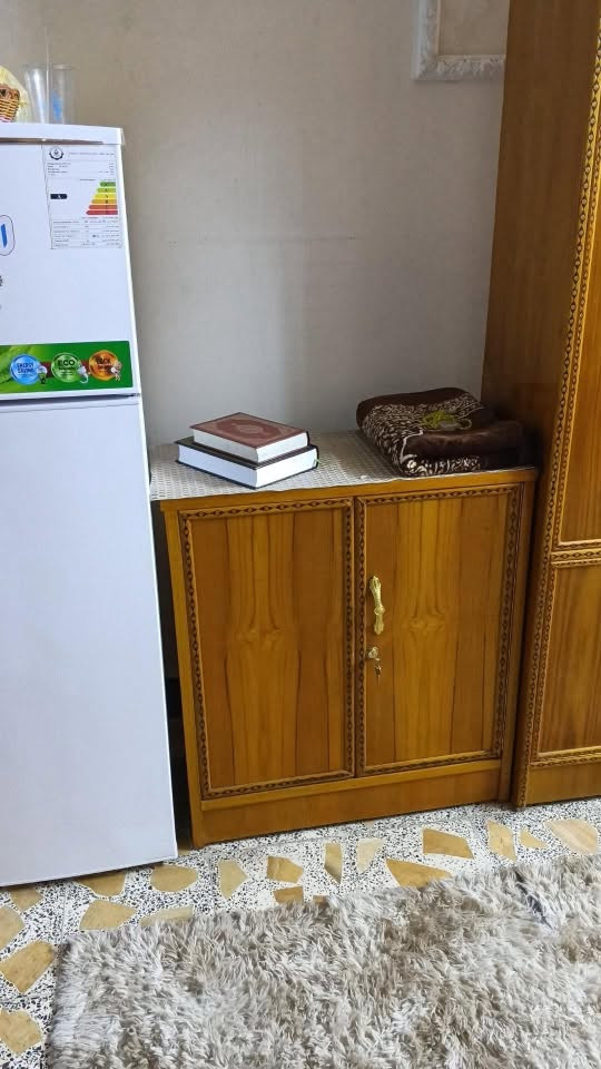 مكلف بالنشر وماعرف السعر
اتصل علي واتساب ويجاوبك

الغرفة مابيها اي ضرر بعدها جديدة ومكانها البلديات 

علي ***********
