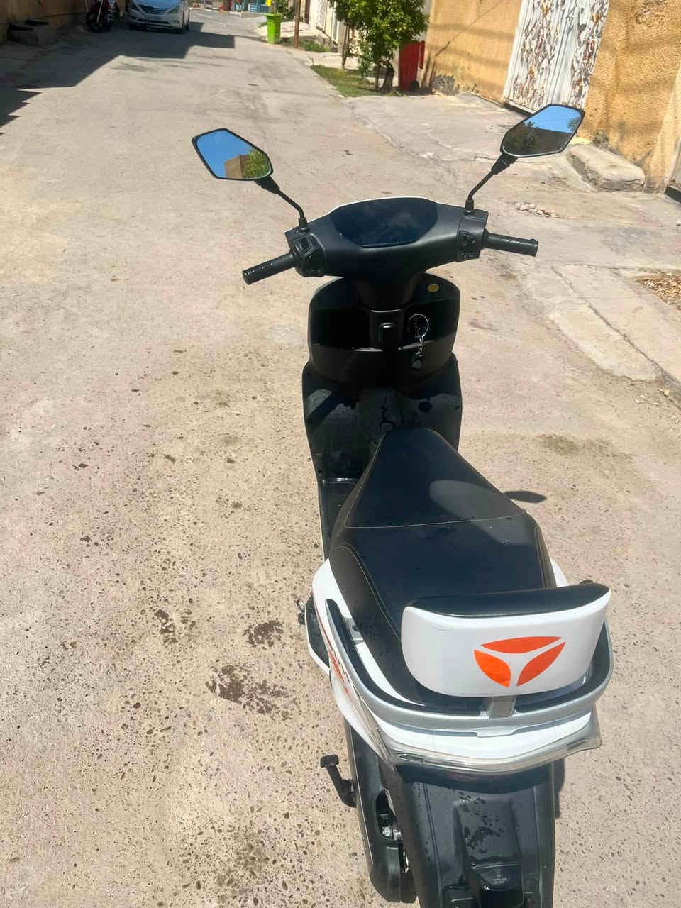 دراجة كهربائية Gt20 من شركة Yadea نظيفة جداً،استخدام محافظ
٦بطاريات وقوة تحمل قوية تحمل اكثر من ٣٠٠ كيلو 
كاملة المواصفات من حيث الشحن وغيرها 
الدراجة جاهزة للفحص والتجربة 
التواصل ***********
