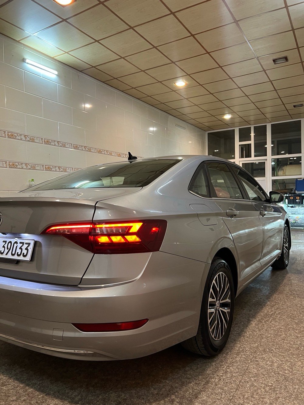 Jetta S 2021 , یەک دەرگای بۆیاخە ٤٨ هەزار میل ڕۆشتووە ، سەیارەیەکی بێ عەیب و کەم مەسرەفە ، لە سلێمانیم داوای ١٤٦ و معامەلەی لێ ئەکەم ، هەموو گیانی بە شەرت پێش و پاش کەپس بێ ئەیرباگ و ناو ، ١ دەرگای بۆیاخە ،تکایە ئەگەر مشتەری نیت و سعر تاقی ئەکەیتەوە بێزارمان مەکە، ڕەقەم شاصی و سۆنەری دانراوە ،لەگەڵ ڕێزم بۆ پەیوەندی  ***********  كوردى.       *********** العربية