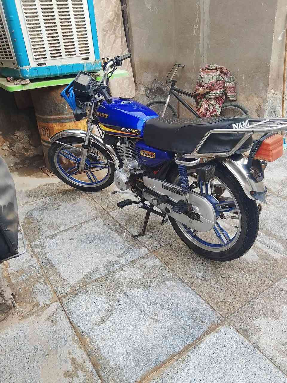 السلام عليكم سيفان دراجه كامله جديده كلشي بيه جديد ع مكينه 150cc فقط ولفات مبدل بيه مكينه ناعمه شلعه ومعدل اوراق سكنر كامله مكانه ديوانيه مركز السعر600 وبي مجال للشراي 
***********

