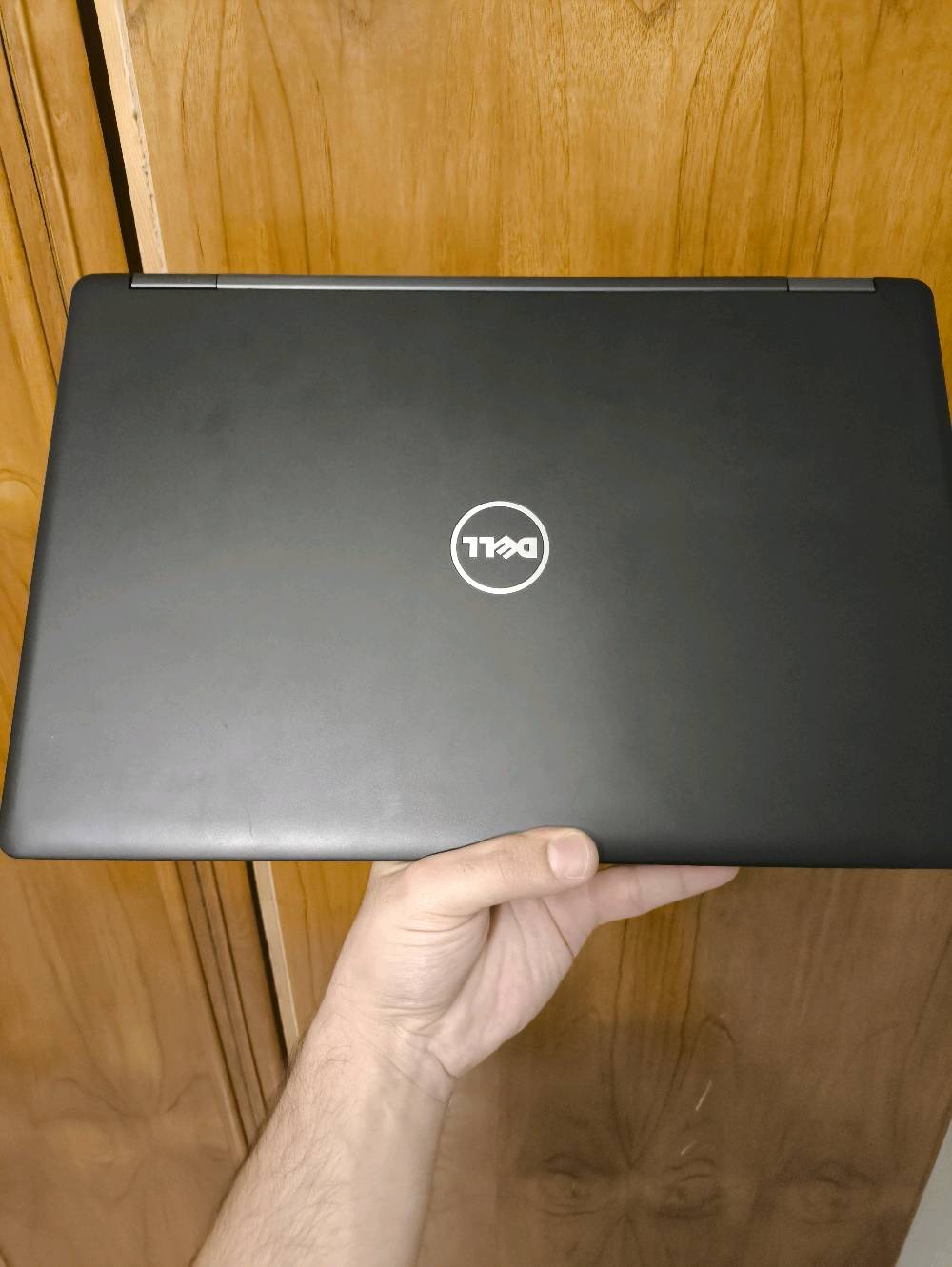 موجود dell Latitude 5580
معالج i5 جيل 6
كرت شاشة داخلي intel graphic card 
رام 4 كيكا ddr4 
هارد m.2 256 
البطارية من ساعتين الى 3 ساعات استخدام
الملحقات شاحنة