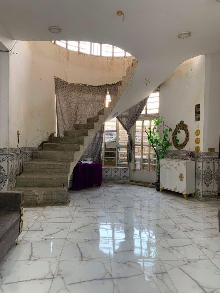 🏡 دار للبيع – موقع مميز المساحة: 250 م² طابو زراعي (سند 25) البناء: حديث، طابوق مع كونكريت مسلح، وسقف كونكريت مسلح للطابقين.
🔹 الموقع: المدحتية على ربيانه، في الفرع المقابل لوعد القصاب.
مواصفات الدار:
🏠 الطابق الأول: استقبال كبير و صالة واسعة مع مطبخ و غرفتان
🏠 الطابق الثاني: غرفتان صالة (قيد الإنشاء)
* صحيات داخلية وخارجية
✅ الخدمات متوفرة بالكامل: ماء و كهرباء و شارع صب
💰 السعر: 145 مليون دينار عراقي قابل للتفاوض.
📞 للاستفسار: ***********
