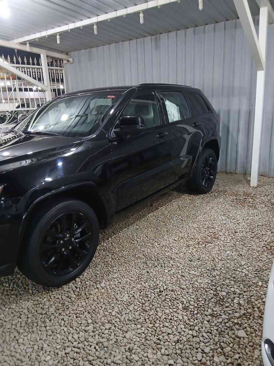 سلام عليكم اخوان بيع فقط جيب شروكي موديل 22 سياره بل.  كارتون سعره 215  سياره ماشي 68 مكان نجف ***********
