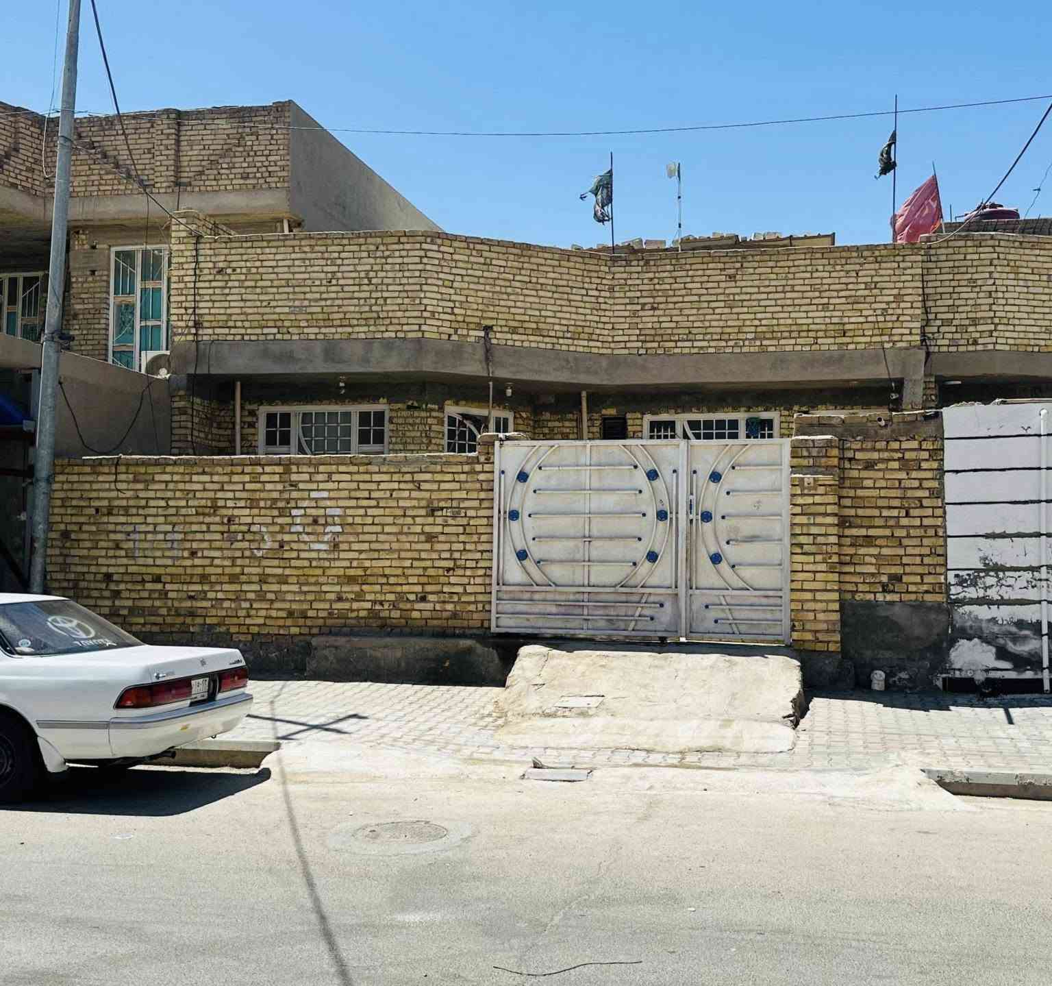 بيت للبيع مساحه 200 ، موقع مميز يقع علئ شارع عرض 15م. ،، ورابع بيت عن شارع المواكب..  موقع مميز كلش حلو ، كوت زين القوس قرب شارع المواكب ***********
