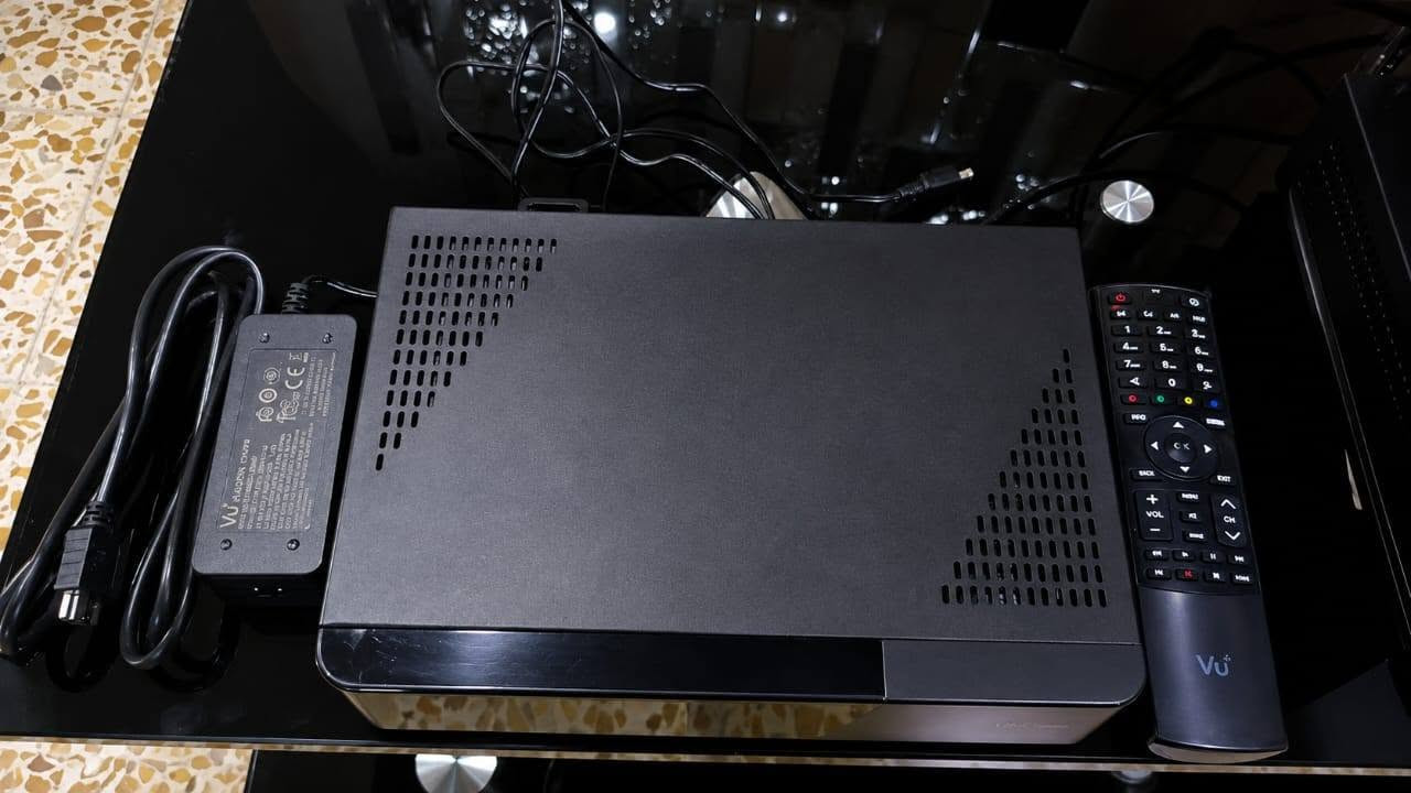 السلام عليكم ورحمة الله
Vu+Uno4kse
مع هار HDD سعة واحد تيرا
السعر 400 الف مكان التسليم بغداد الصدر سوق الحي هاتف
*********** الجهاز الغني عن التعريف Vu+Uno4kse
المواصفات
أعلى المتطلبات
يعمل جهاز VU+ UNO 4K SE بمعالج ARM ثنائي النواة بتردد 1700 ميجاهرتز (2 × 1700 ميجاهرتز). ويحتوي على ذاكرة تخزين فلاش بسعة 4 جيجابايت (eMMC) وذاكرة وصول عشوائي DDR بسعة 2 جيجابايت. وللاتصال بالشبكة، يوفر الجهاز منفذ Gigabit LAN ومنفذ USB 3.0. يدعم الجهاز ترميز HEVC/H.265، ويوفر تشغيل فيديو فائق الدقة (2160p) وتقنية HDR10/HLG. تتضمن اللوحة الأمامية شاشة TFT LCD مقاس 2.4 بوصة لعرض معلومات البرامج ("MiniTV") وزر تشغيل يعمل باللمس. كما يحتوي على منفذ HDMI 2.0 للإدخال والإخراج، مما يسمح بتوصيل الأجهزة الخارجية، على سبيل المثال.
الاستقبال والتخزين والتوسعة
صُمم جهاز الاستقبال للاستخدام مع موالف FBC (التقاط النطاق الكامل) قابل للتوصيل - مع إمكانية دعم DVB-S2/S2X أو DVB-C - بما يصل إلى ثمانية وحدات فك تشفير. يمكن تركيب قرص صلب داخلي SATA بحجم 2.5 بوصة (بارتفاع يصل إلى 10.5 مم) عبر إطار قابل للإزالة سهل التركيب - مثالي للاستخدام كمسجل فيديو رقمي شخصي (PVR) (وظيفة التسجيل/التأجيل الزمني). بالإضافة إلى ذلك، يتوفر منفذ CI، وقارئ بطاقات ذكية، ومخرج صوت بصري S/PDIF، وواجهة خدمة RS232.
البرمجيات والعمليات
يعمل الجهاز بنظام لينكس (المبني على Enigma2) ويتيح إضافة ملحقات، وتخصيص واجهة المستخدم، ودعم HbbTV، ووظائف متصفح WebKit. يُشيد المستخدمون بسرعة تبديل القنوات، وثبات الأداء، وجودة الصورة الممتازة بتقنية UHD وHDR. من عيوبه: عدم دمج بعض خدمات البث افتراضيًا، واحتوائه على منفذ CI واحد فقط. يُعتبر تشغيل الجهاز وتصفح قوائمه سلسًا، وهو مناسب للمبتدئين والمستخدمين ذوي الخبرة الذين يُقدّرون المرونة.
الميزات الرئيسية
أوقات تبديل سريعة للغاية
شاشة TFT LCD مقاس 2.4 بوصة - تلفزيون صغير
متصفح ويب كيت
تحويل ترميز عالي الدقة
HbbTV
مخرج HDMI 2.0
مدخل HDMI 2.0
شبكة محلية جيجابت
فتحة واحدة للموالف، على سبيل المثال موالف DVB-S2 / DVB-C لالتقاط النطاق الكامل (FBC).
فتحات محركات أقراص قابلة للإزالة تعمل بتقنية التوصيل والتشغيل لمحركات الأقراص الصلبة SATA مقاس 2.5 بوصة (بحد أقصى ارتفاع لمحرك الأقراص الصلبة 10.5 مم)
USB 3.0
معالج ARM (2x 1700 ميجاهرتز)
ذاكرة فلاش eMMC
فك تشفير الفيديو HEVC / H.265
مصدر طاقة خارجي 12 فولت
نطاق التسليم
جهاز استقبال VU+ Uno 4K SE UHD واحد
جهاز تحكم عن بعد واحد
دليل استخدام سريع واحد (ألماني / إنجليزي)
جهاز استقبال الأشعة تحت الحمراء خارجي واحد
كابل HDMI واحد
بطاريتان AA
مصدر طاقة واحد (110-240 فولت / 12 فولت)
