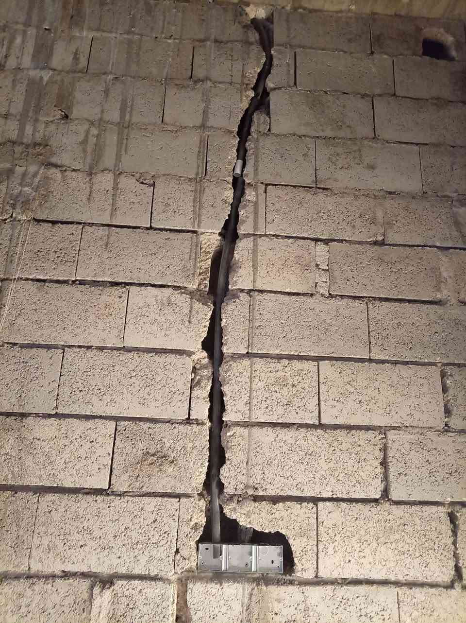 تم الحمدالله حفر بيت نزالات كهرباء في حي الائمين علا على مكينه ودريل مواعيد مضبوطه ودقه في العمل العنده حفر نزالات كهرباء أو تفليش ارضيه  يتصل علا الرقم ***********
