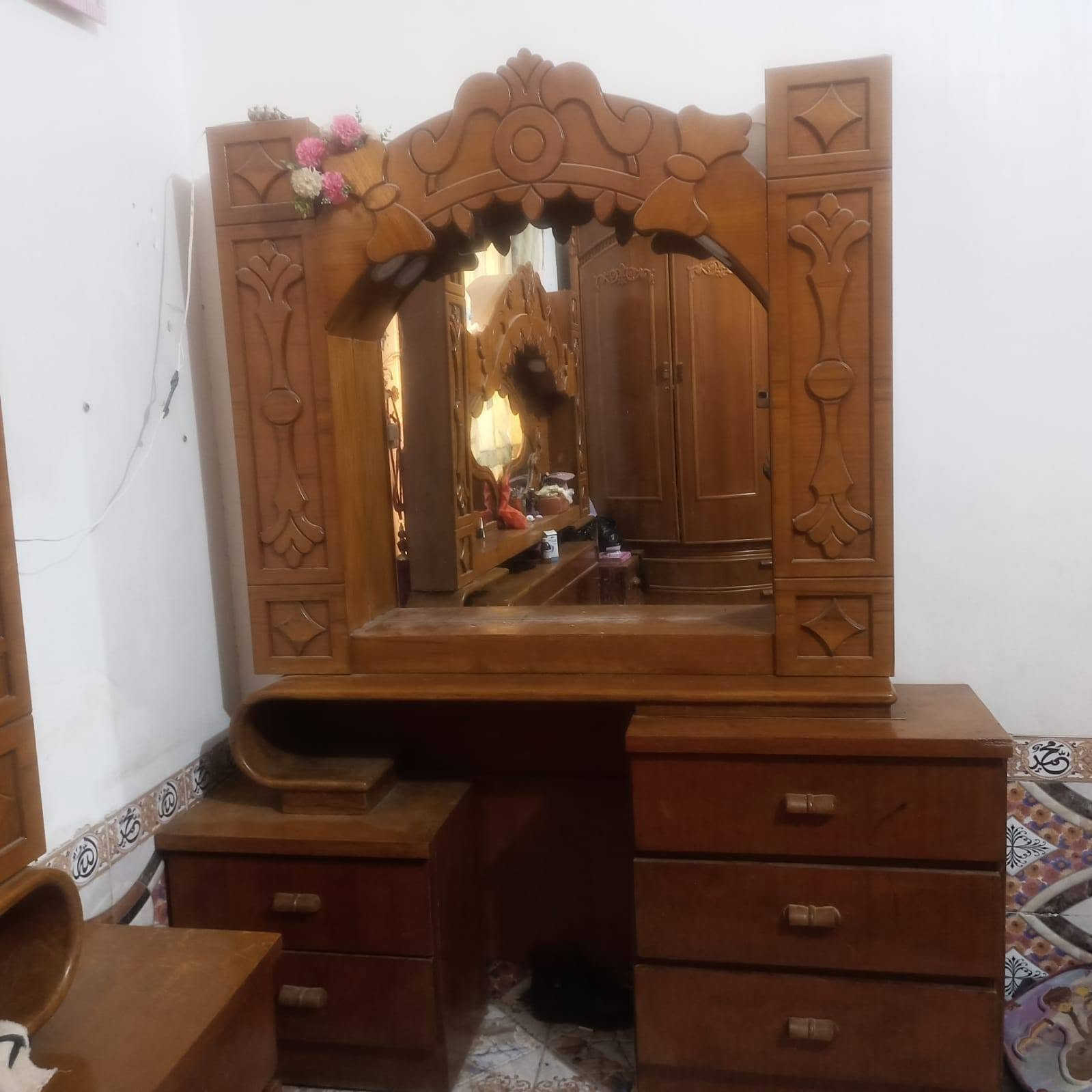 غرفة نوم للبيع اخوان مستخدم شي قليل الغرفه جديده احله من الصور كامله ملحقاتها حته قاعدت الجربايه قطع الواح شغل الموصل درجه اوله مكانها ب البدير اليريدها يخابرني او مراسلت الصفحه ***********

