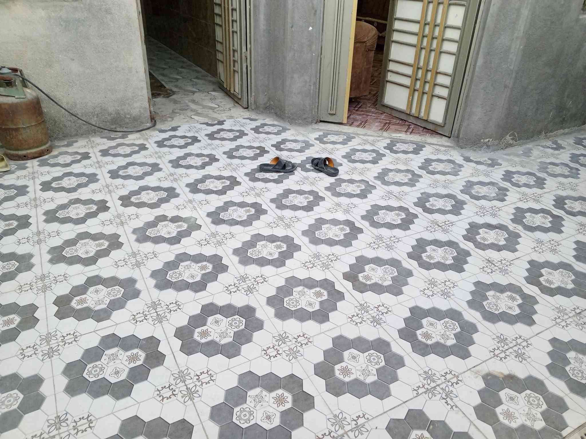 بيت للبيع المساحه 150 بل 57 حي الجوادين قرب مدرسه ابا صالح يحتوي الطابق لاول غرفه وهول واستقبال وحمامات داخليه وخىارجيه ولطابق الثاني كامل غرفتين وهول وحمامات وسطح ومطلوب الاسكان 40 مليون تسديد شهري 212 لاف
