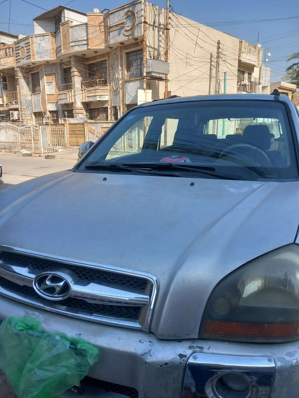 توسان للبيع السياره موديل ٢٠٠٧ السياره مثل متشوفون كشره بالصور وراد أمريكي بيه بأمريكا فقط الجامرلغ الي عكس جهة السائق بيه ضرر بدون دواخل السياره تبريد ثلج و كير ومكينه مكفولات صدره يراد شويه تصليح 
السعر ٧٧ ورقه الاتصال على الرقم ***********
مكينه ٢٠٠٠ دوش
