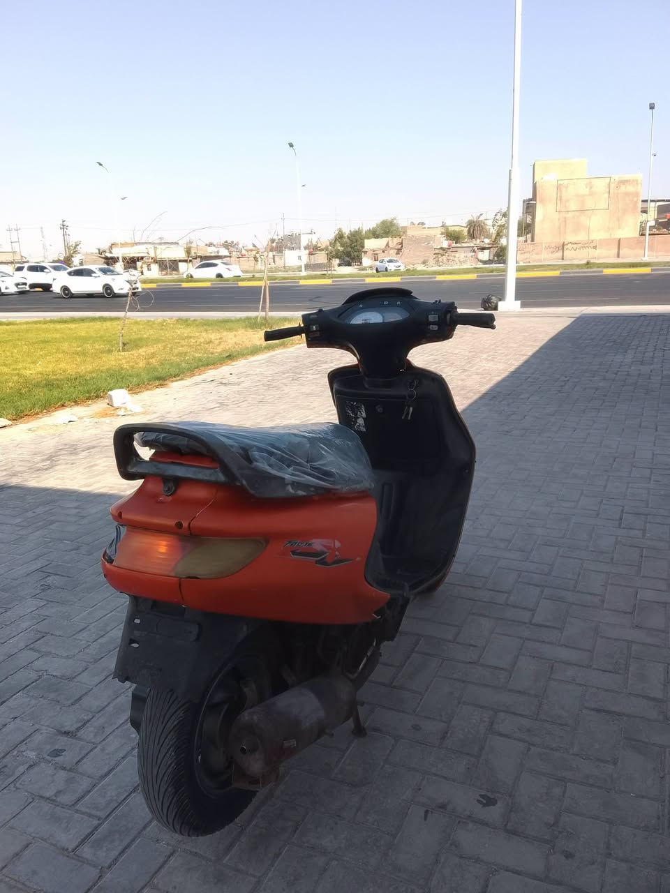 دراجة. فراشه جاهز من كلشي من طول الطول كيلو متر شغال مال بنزين شغال شاير لايت عالي ناصي سلف هندر يعني يي نقص مابيه مكينه خير من الله ناعمه كلش بس عندي بل كزوز اكو صوت شرط نص نكره سلف شوكت مايعجبك تايرات مامي خلفي جديدات دبلات قفل صندوك وقفل سكان شغلات بعدهي عله البلاد دراجه محتاج وريد ابيع350وبيه مجال عنواني بصره ***********
