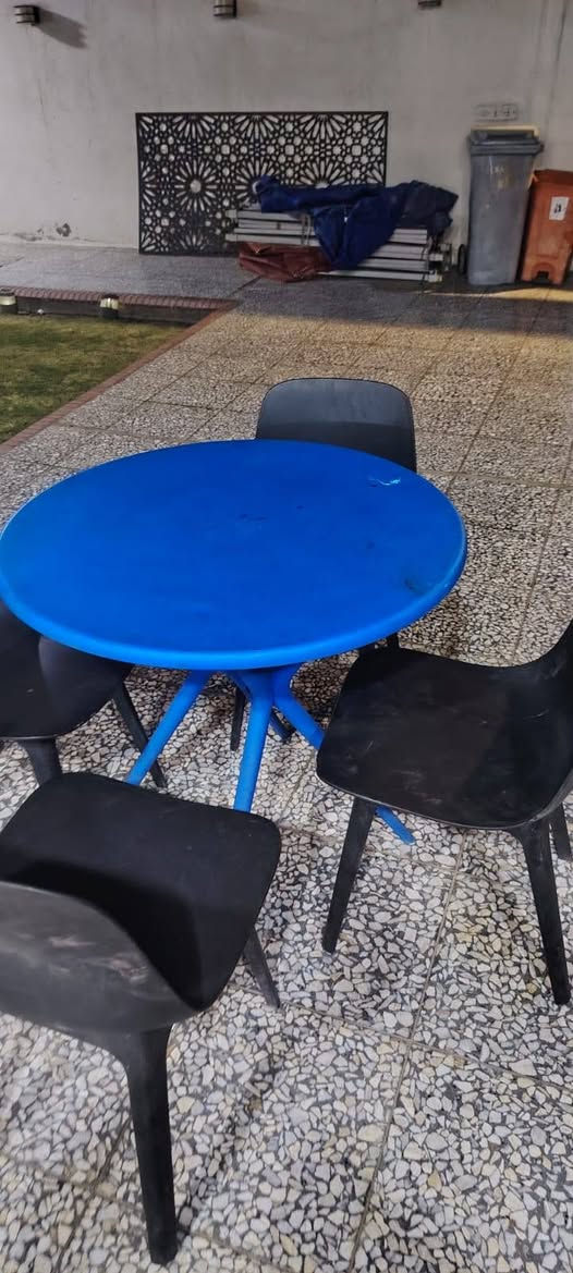 ميز طعام ٤كراسي • مجمدة صغيرة • سبلت ونص