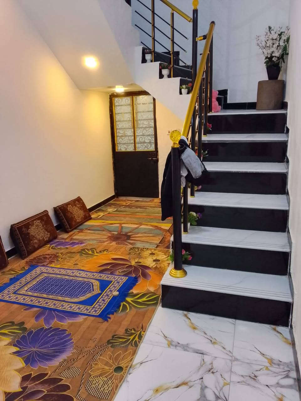 للايجار بيت منطقه الحزيره باب الهوه الرابعه
غرف منام عدد2
استقبال 
صاله 
مطبخ 
حمامات
سعر الاجار 300
***********
مكتب عقارات المهيمن
