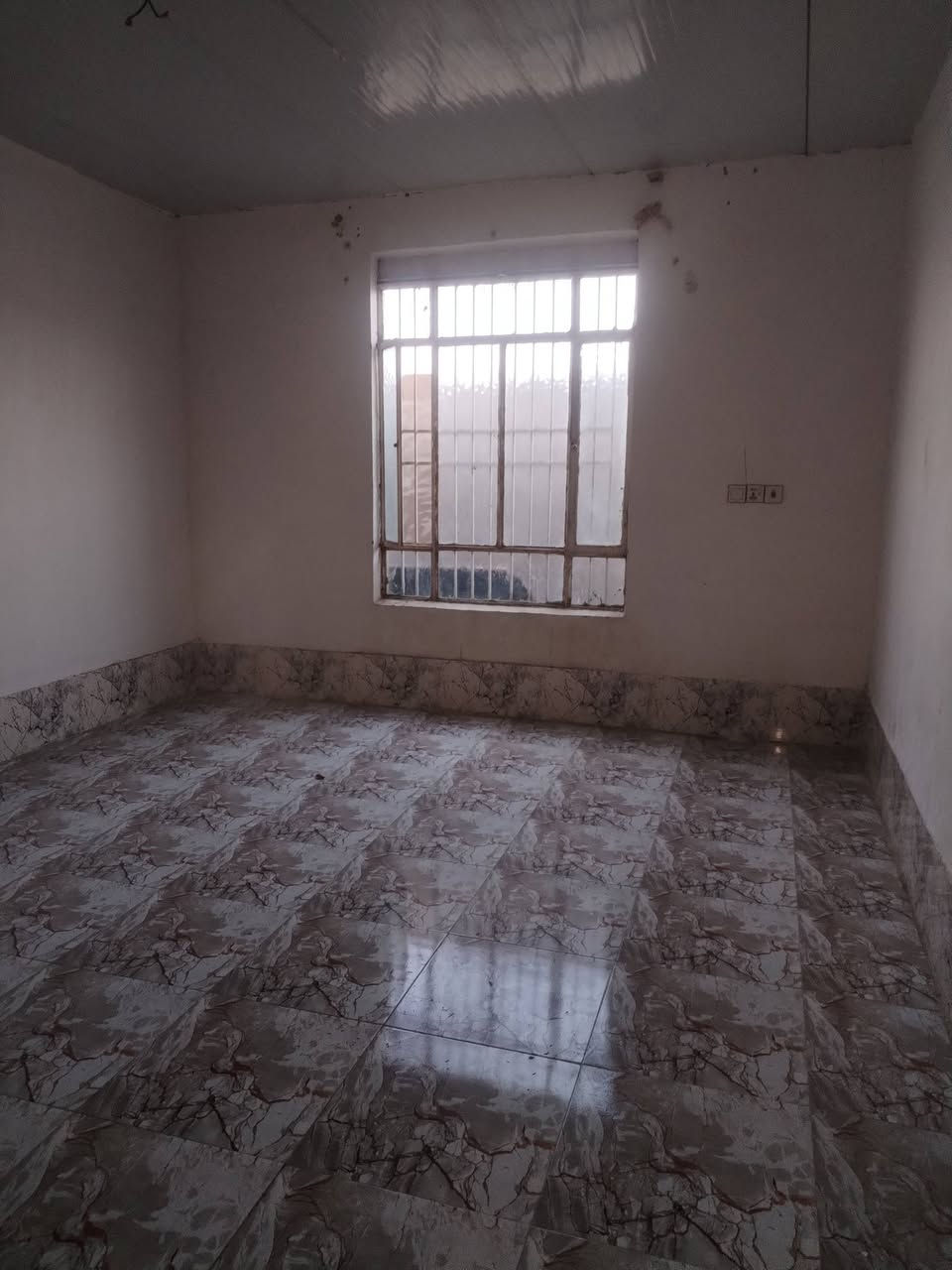 سلام عليكم بيت البيع مساحه 200 متر في شارع زرزور بيت كامل يم المدرسه السعر 28 بي مجال تصل ع رقم ***********
