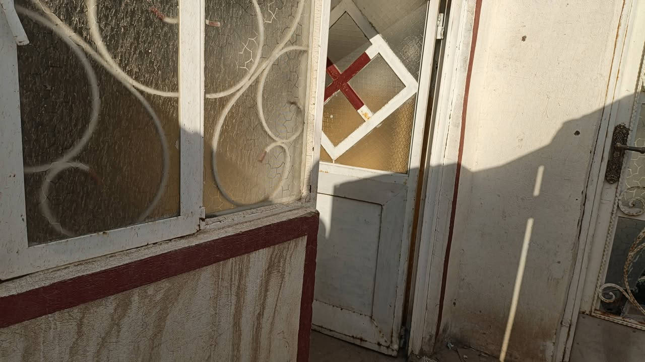 بيت المساحه 85 متر البيت يحتوي على غرفه وصاله ومطبخ بيت كامل نظيف مرتب سايدين المطار الجديد مقابل باب خروج المطار 
يبعد عن الشارع العام 150 متر منطقه مرتبه 
#سعر 12 #مليون مع المجال ‏‪***********‬‏
مكتب در النجف للعقار للاستفسار ‏‪***********‬‏
