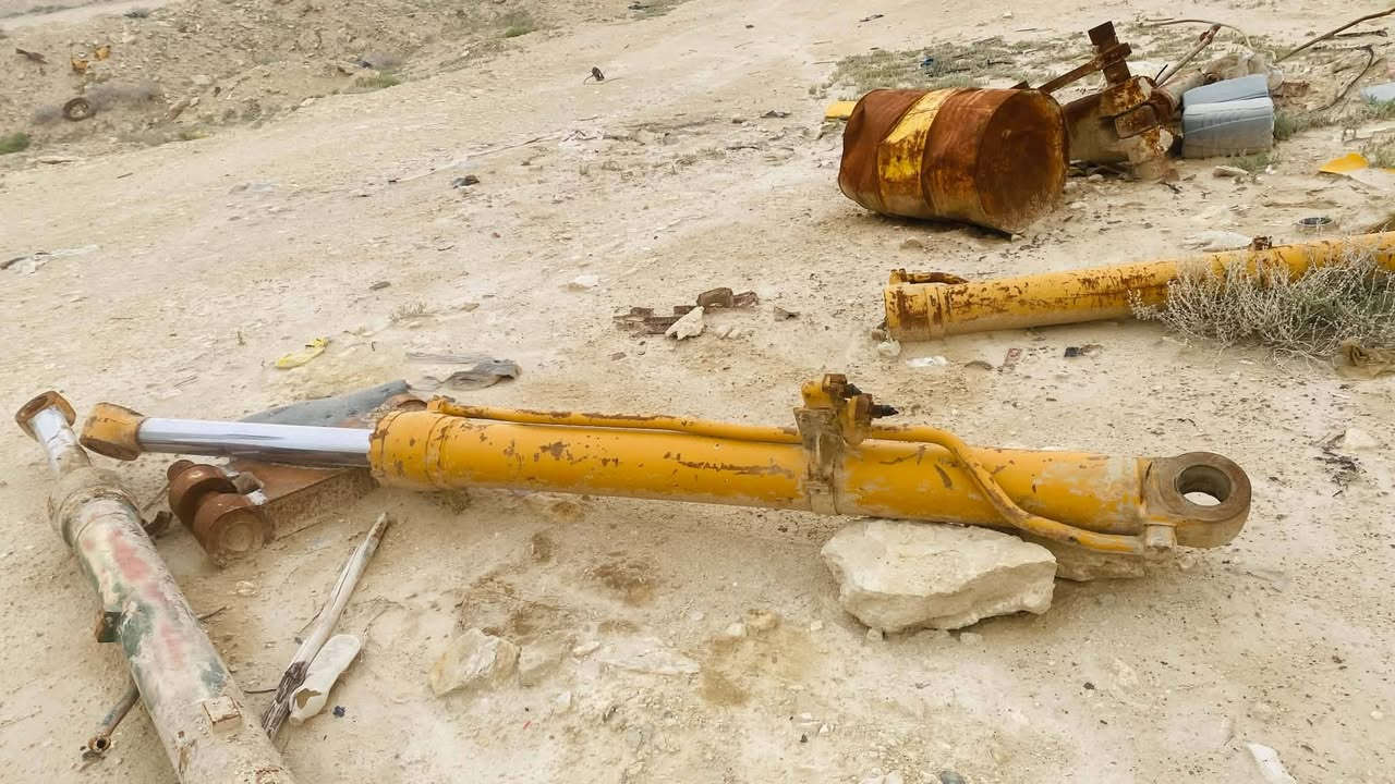 السلام عليكم للبيع  كنترول حفارة كوماتسو 300 مع جگات رفع وثانوي للاستفسار واتساب ***********
