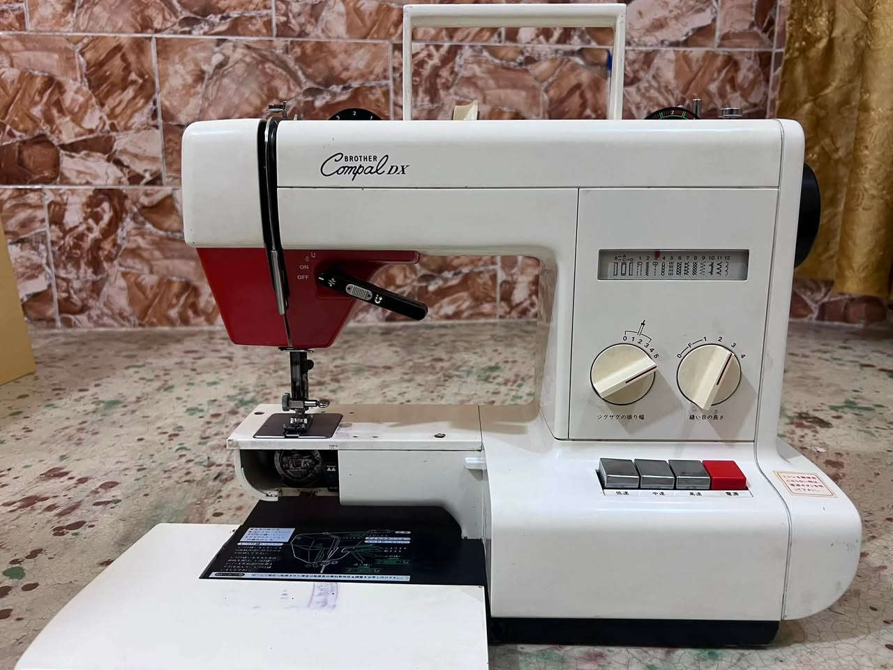 السلام عليكم
ماكينة خياطة للبيع من نوع

 Brother Compal DX (الياباني)

اخت الجديده عل فحص 

وبيه 12 نوع تطريز 

للاستفسار على هذا الرقم ***********
