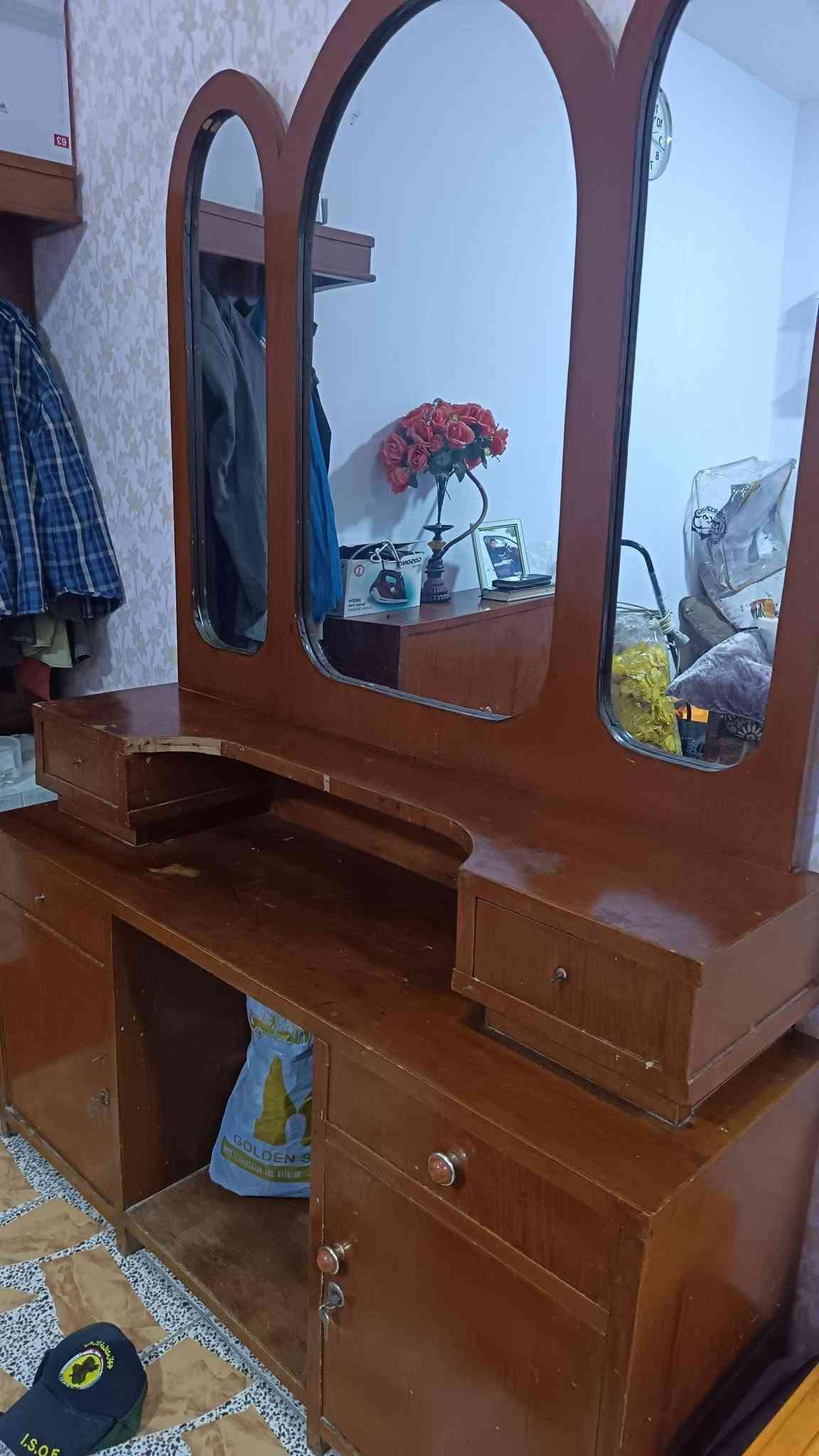 غرفه اخشاب • نضيفه • للبيع