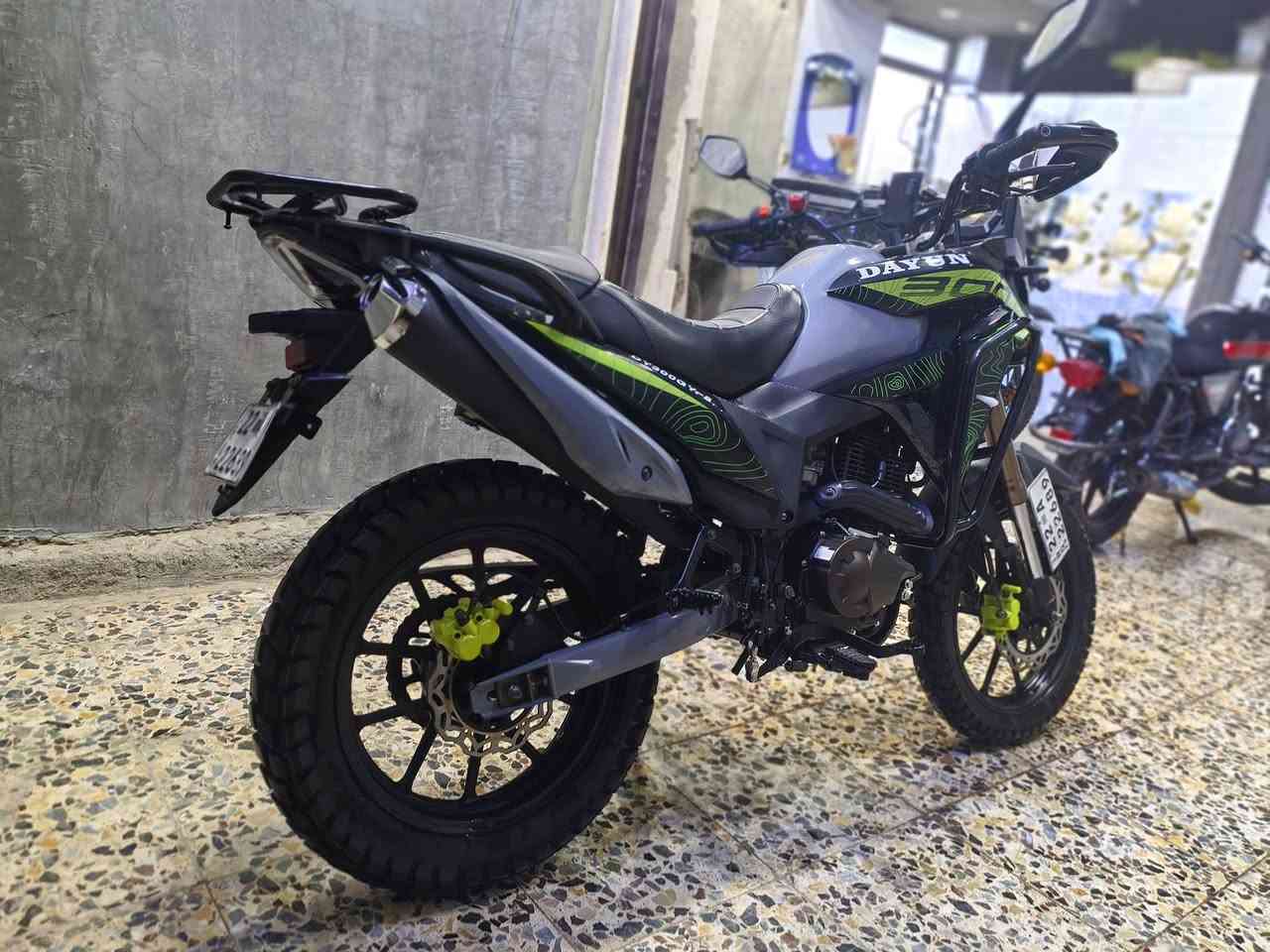 السلام عليكم دراجة للبيع🙋🏻‍♂️ 
دايوان ادفنجر 300cc 
مرقم اربيل 
الدراجه نضيفه وجديده100٪
 مكفوله كفاله عامه 
ماشيه ١٩٠٠ جديده كلش
السعر $// 3500 وبيها مجال 
📍 العنوان / بغداد /الشعب 
📞*********** 
📞***********
