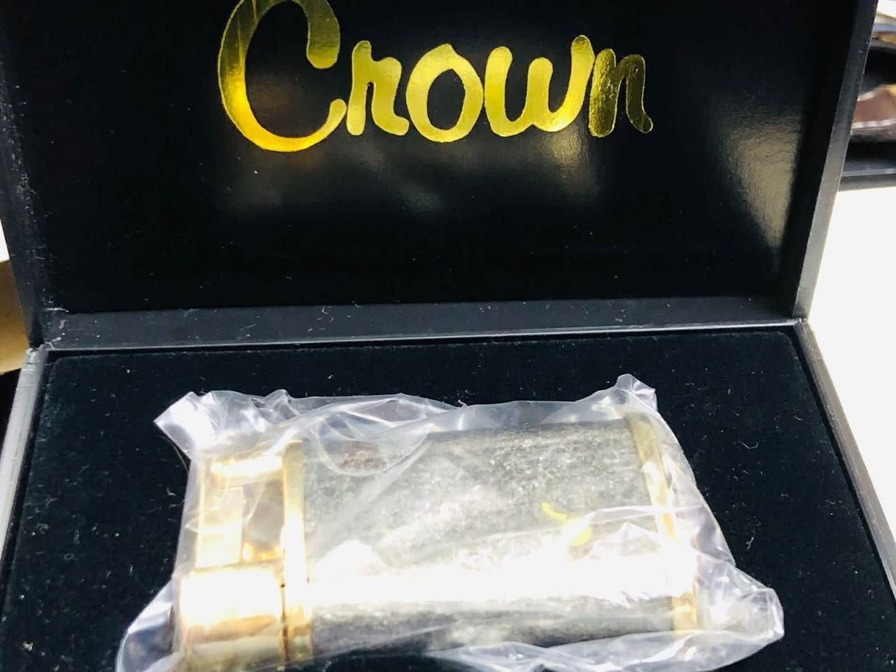 قداحة كراون( Crown)  بايب 
انتاج التسعينات  
حجر - غاز    
لوك غير مستعملة 
مع العلبة الأصلية 
السعر ٨٠  الف 
للاتصال ***********
