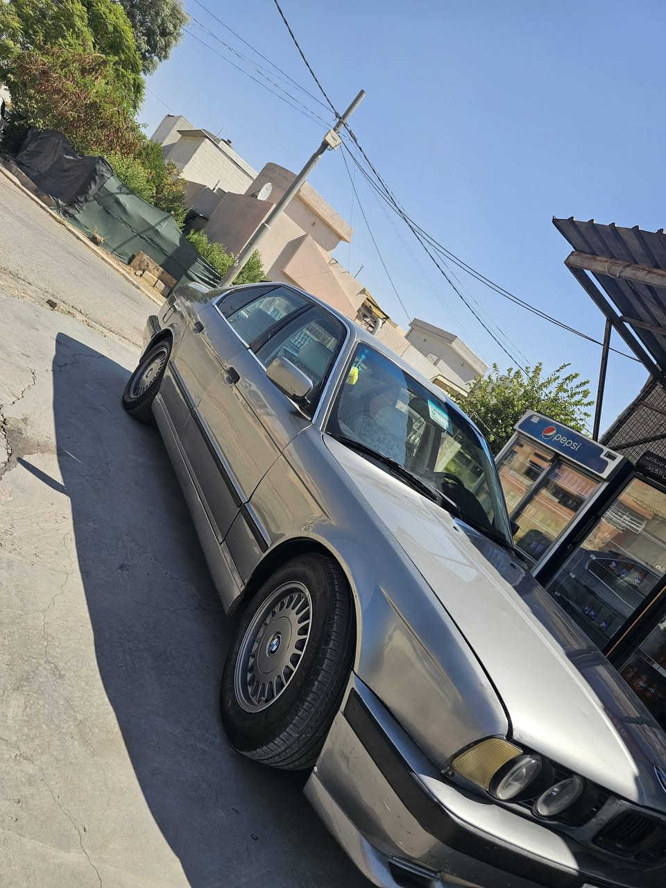السلام عليكم من رخصة الأدمن Bmw525 للبيع فقط موديل 1991السنويه ل 2029السياره باسمي رقمها اربيل بخ عام للجماليه كير عادي السعر المطلوب 40ورقه ومجال بسيط للطيبين الرجاء يلي مايشتري لا يخابر ولا يعلق ويكسر بمال العالم الاتصال على الواتس اب ***********
