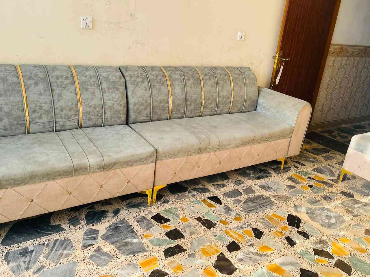 ديوان عشر مقاعد للبيع نظافة ٨٠ /١٠٠
***********
