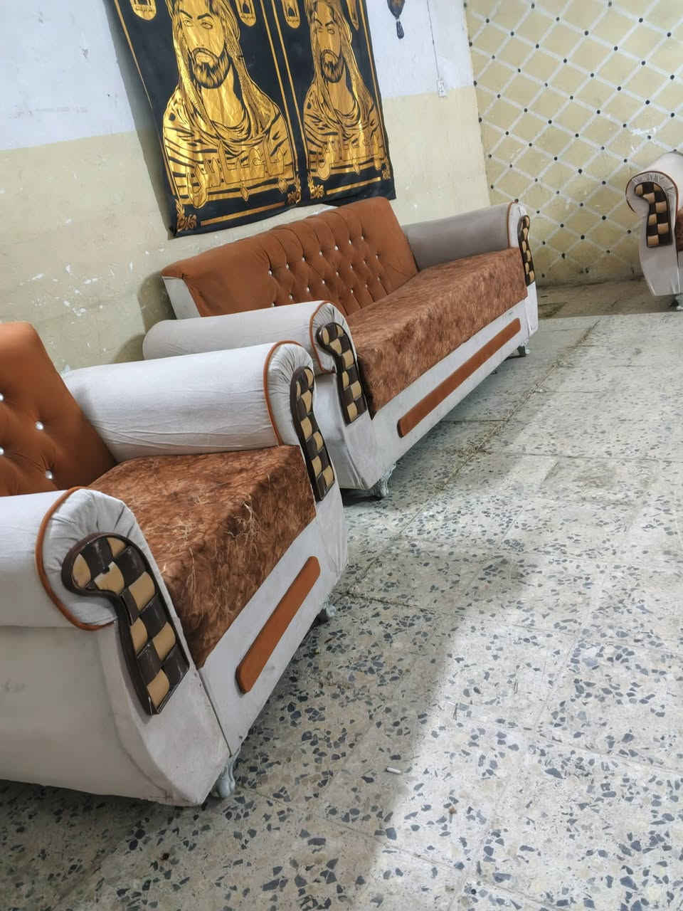 تخم عشر مقاعد نضيف اسفنج عالي العنوان بابل الحمزه الغربي الحي العسكري الاستفسار ***********
