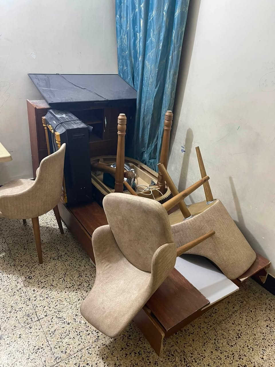 الاخشاب لبيع مكان بغداد التواصل ***********
