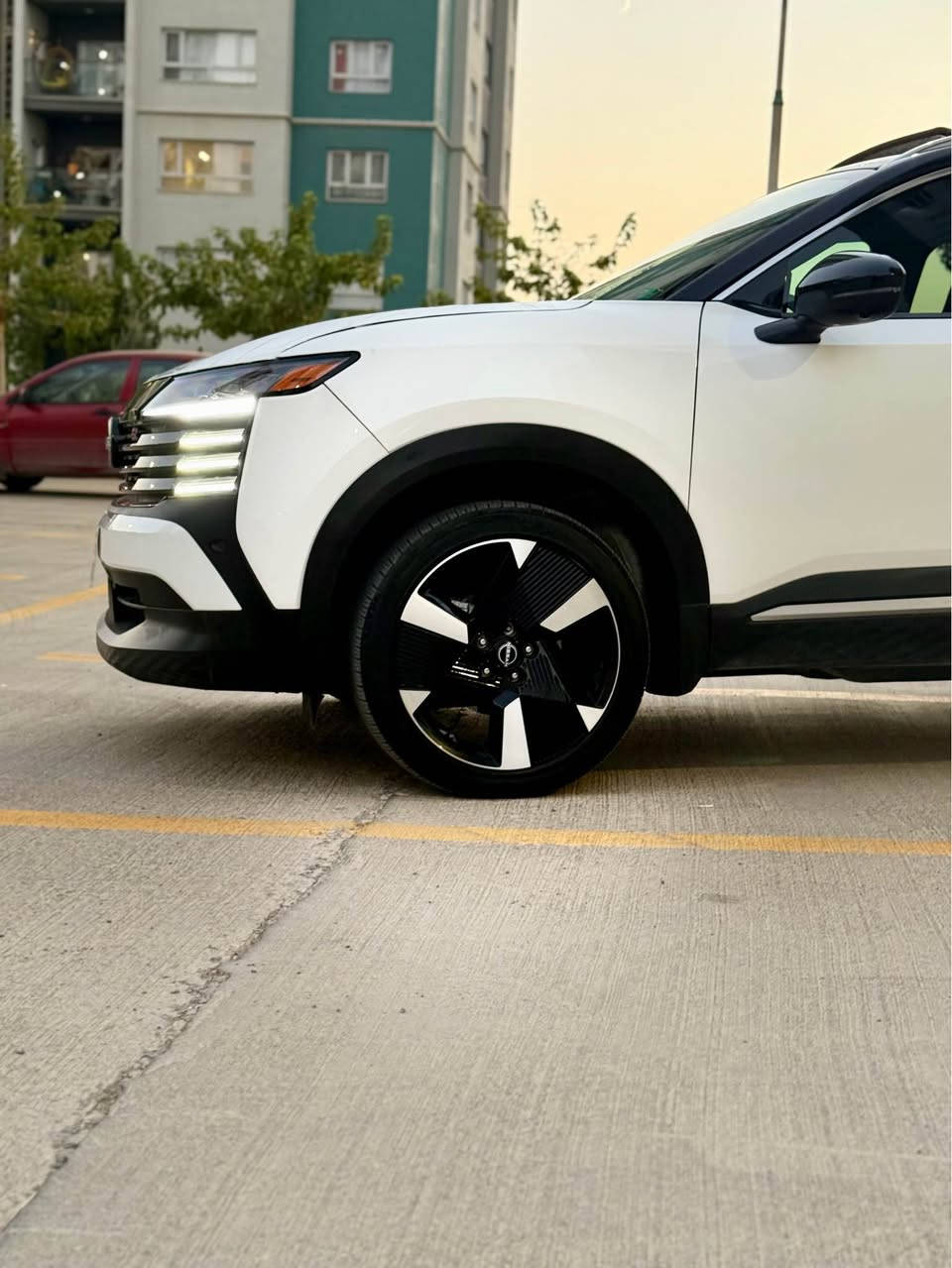 Nissan kicks SR+ 2025
فووول مواصفات 

💥خوار هەموو بازاڕ

🤍سپی سەقف ڕەس🖤

بزوێنەر: 2.0 لیتر (4 سلندەر) بە هەوای سروشتی 
تایە وەرزشی 19 ئینجی.  
 ڕووناکی: گڵۆپی پێشەوە و دوای تەواو LED 
 سەقفی پانۆراما بە شووشەی گەورە، هەروەها سەقفی دوو ڕەنگ (Two-tone) کە ڕەنگی سەقف لە لاشەی ئۆتۆمبێلەکە جیاوازە. 
 سیستەمی قوفڵبوونی خۆکار (Walk-away lock) کە بە دوورکەوتنەوە قوفڵ دەبێت و بە نزیکبوونەوە دەکرێتەوە. 

تەبرید لەمس 
کەلە سەماعە
🎧🔊سەماعە BOSE
  
سیستەمی لێخوڕینی نیمچە-ئۆتۆماتیکی بۆ هێشتنەوەی ئۆتۆمبێل لەناو هێڵەکانی شەقام و کۆنتڕۆڵکردنی خێرایی دیاریکراو.  
 کامێرای 360 پلە: سیستەمی دیدەی دەوروبەر (Intelligent Around View Monitor) بە کوالێتی بەرز.  
 ئیستۆپی فریاگوزاری: ڕاداری پێشەوە بۆ ڕێگری لە پێکدادان و ئیستۆپکردنی خۆکار (Automatic Emergency Braking).  
‎ خاڵی کوێر (Blind Spot Monitoring): ئاگادارکردنەوەی شۆفێر لە بوونی ئۆتۆمبێل لە شوێنە نەبینراوەکان.  
 پاراستنی ڕێڕەو: ئاگادارکردنەوە و گەڕاندنەوەی ئۆتۆمبێل بۆ ناو ڕێڕەوی خۆی (Lane Departure Prevention).

ئابووری لە سووتەمەنیدا: سەرڕای بەهێزتربوونی بزوێنەرەکەی بۆ 2.0 لیتر، تا ڕادەیەکی زۆر دەستنیشانکراوە بۆ سەرفکردنی کەم لە سووتەمەنیدا

7هەزار مایل ڕۆشتووە
ژمارە کاتی ٧٥ ڕۆژ کاتی تیاماوە و بە شەرتی ڕەقەم

بێ بۆیاخە تەنها ساردی هەیە

ناونیشان/ سلێمانی - ناوەند

خوار هەموو بازاڕ ١٥٩ وەرەقە💵
📞***********
***********

0️⃣7️⃣7️⃣0️⃣0️⃣6️⃣0️⃣6️⃣4️⃣6️⃣4️⃣ السليمانية, العراق
