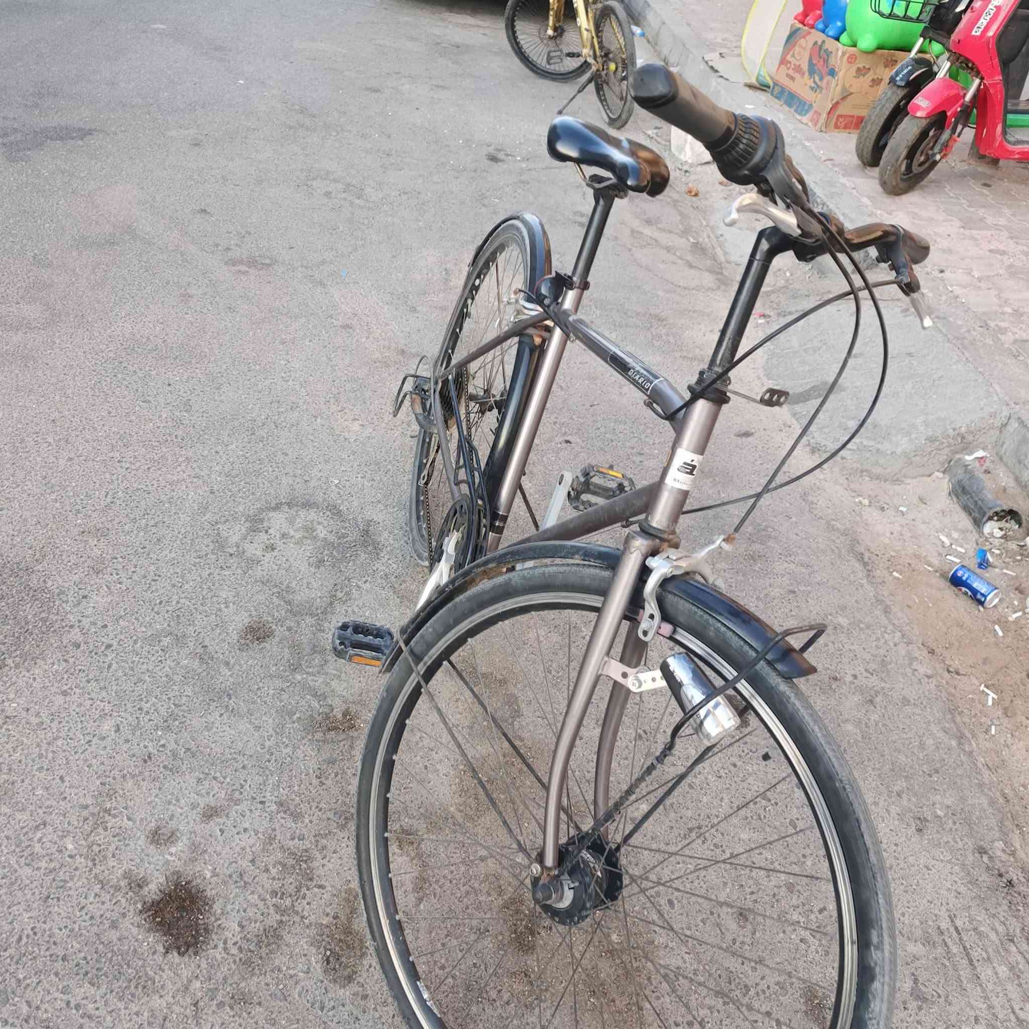 🚲 بايسكل للبيع
الماركة: DIAIRO
النوع: c700/ بايسكل مدينة
قياس التايرات: 26 إنچ
الشاصي: ألمنيوم
القير: 7 سرعات
القير الخلفي: متعدد السرعات
الفرامل: V-Brake أمامي وخلفي
المقود: مستقيم
الشوكة الأمامية: ثابتة
الكرسي: عريض ومريح وقابل لتعديل الارتفاع
الرفرف الأمامي: موجود
الرفرف الخلفي: موجود
الحامل الخلفي: موجود
عاكس خلفي: موجود
الدواسات: موجودة
السلسلة: موجودة
الكرنك: أمامي
الإطارات: مناسبة للشوارع والاستخدام اليومي
الاستخدام: مدينة، دوام، مشاوير، تنقل يومي
الحالة: مستعمل
💰 السعر: [160الف]  للجادين مراسلة على  الواتساب (***********)
