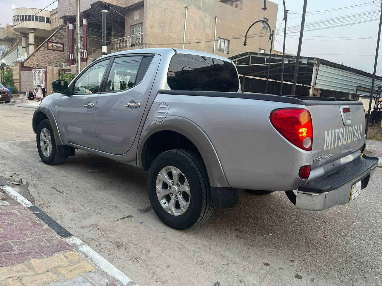 ميتسيوبيشي l200 موديل 2015

السيارة مكفوله بيه جراد قليل بالبنية والجاملغ البدي

بيه طخه ما مصلحه باب البدي واضحه بالصور

V6 6 سلندر 

مكينه نظيفه جداً 3:5 

كير اوتماتيك 

تخم تاير 

مكانها واسط الكوت

هاتف ***********

السعر 155$ دهل اوران, واسط
