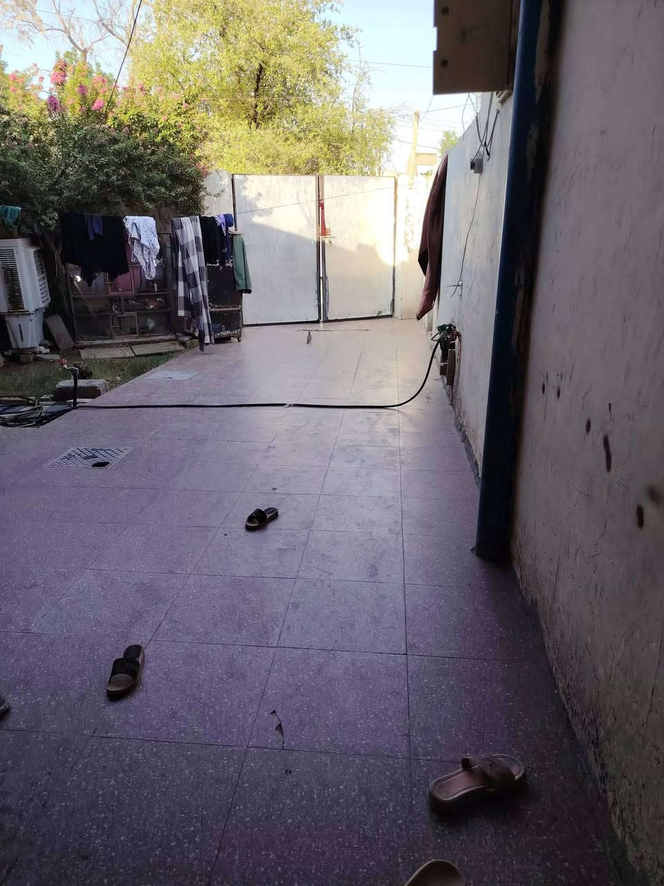 السلام عليكم  بيت 150 ليجار متر طابق واحد 
1 غرفة نوم و استقبال و حولي مطبخ كل غرف 7×7
حمام و  حديقاة 
كاشي و سرامييك  خدمات البيت 1 تانكي 2 ماطور 3 كيزر 

البيت كامل يعني جيب غراضك و كعد 

مكان البيت بغداد الزعفرانيه  قرب حسينيت المام المهدي 
شار سكلت ابو سعد المالكي 

الستفسار اكثر اتصل وبيك خير وتدلل  ***********
