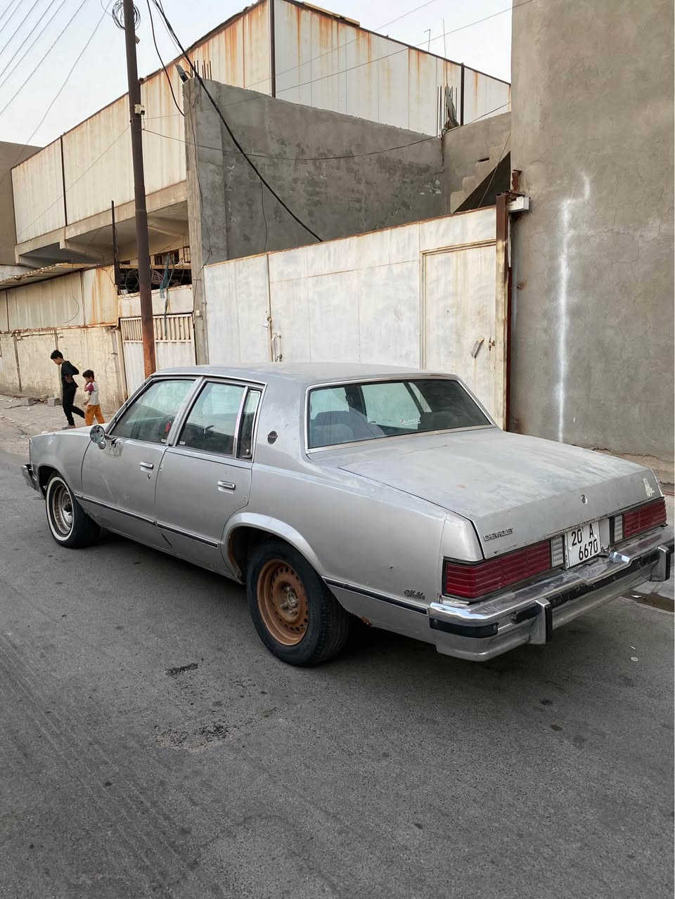 ماليبو موديل 1981 سياره كهربياتها  دواخلها نضيفه وابلاديه كامله مكينه جديده شادلها مال حاويه كير اوتماتيك تعليك نكره سلف وكامله تحويل ثاني يوم باسمي السياره هزه جديده يعني كبل عقد وتحويل رقمها  ديالى شبه مميز 
السعر ٣٨ وبيها مجال قليل مكاني بغداد بوب الشام 
*********** بغداد, العراق
