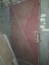 باب حديد ثقيل • ٢م×١م • باب أبيض