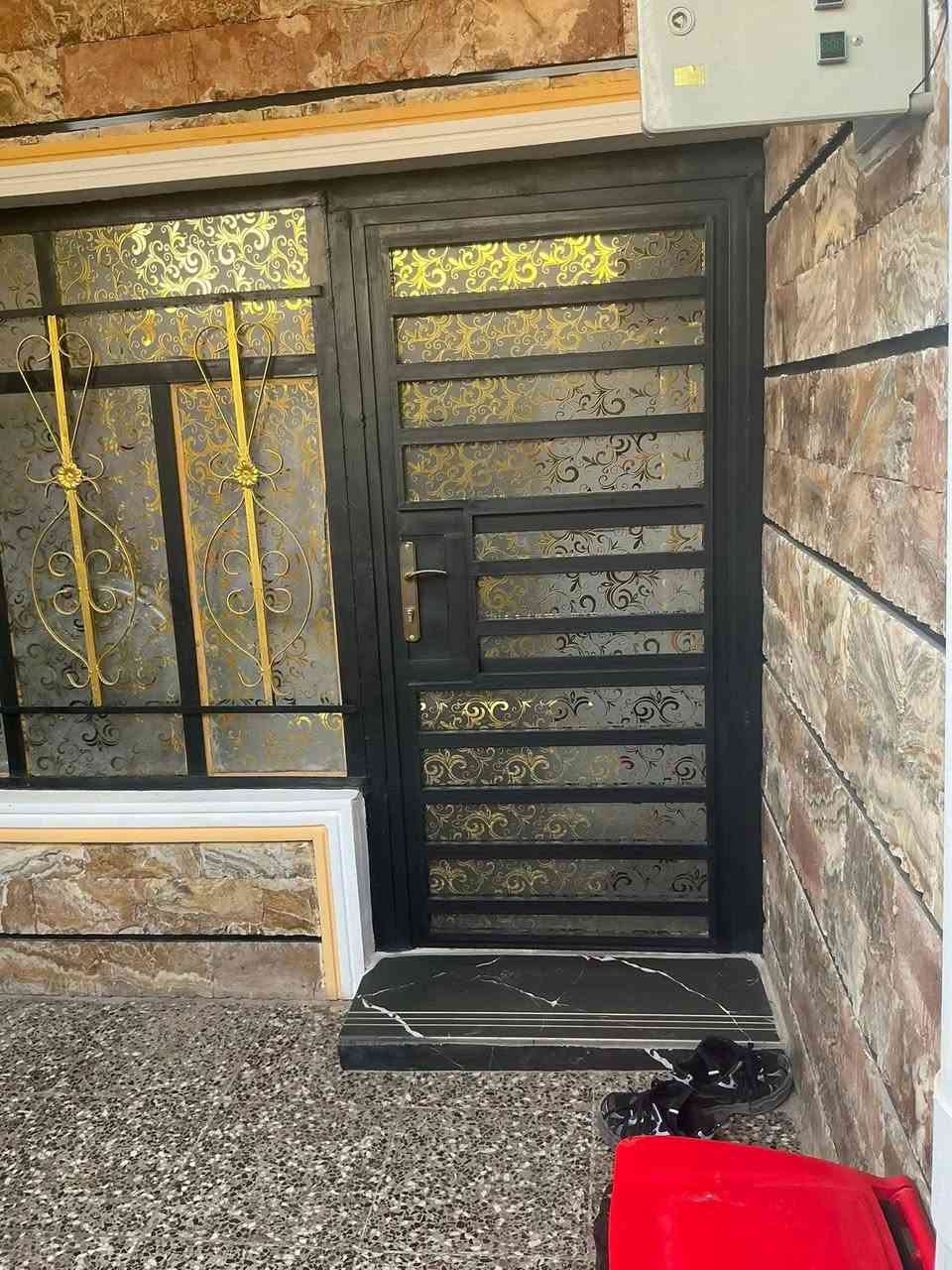 🏡 بيت للبيع – الحسينية طابو صرف / الراشدية (خدمات مسقط)
📍 الموقع: قرب أبو إيهاب – شارع الوكيل.

📐 المساحة: 70 متر مربع.

مواصفات البيت:

استقبال بمساحة 5 × 4 م.

غرفة نوم بمساحة 4 × 3 م.

مطبخ بمساحة جيدة.

منور يوفر تهوية وإضاءة طبيعية.

حمام داخلي وحمام خارجي.

البيت مسلح، والسطح شتايكر.

الخدمات:

كهرباء، ماء، ومجاري متوفرة وبحالة ممتازة.

جميع الأبواب الداخلية والخارجية جديدة.

واير سحب واصل إلى البيت.

خدمة الإنترنت متوفرة بشكل كامل.

✅ البيت جاهز للسكن، نظيف، وموقعه مميز وقريب من جميع الخدمات.
السعر 47 وبي مجال 

📲 للتواصل والاستفسار فقط عبر واتساب:فقط ***********
