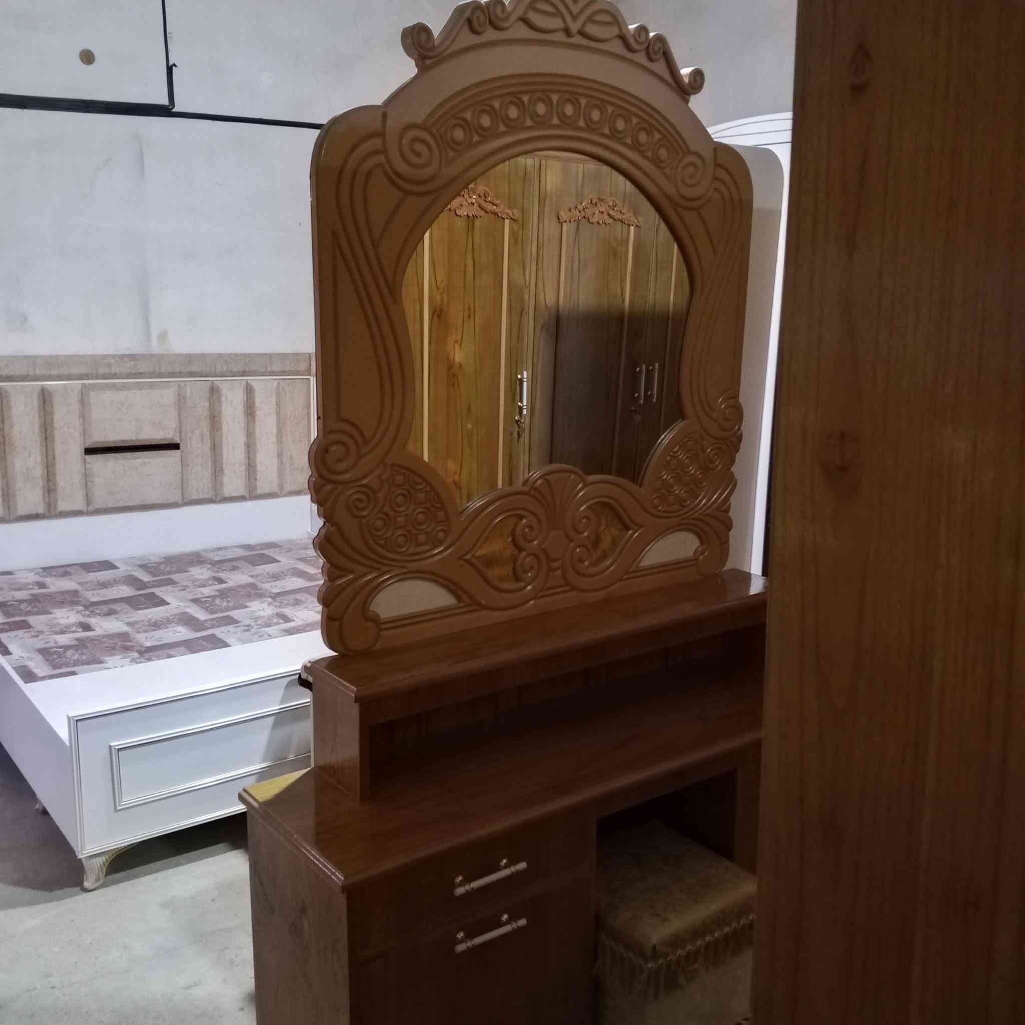 غرفة نوم مستعمل قليل جداً وشغل ثقيل جداً كلها خمس ملم نظافة فول العنوان حسنكوي مقابيل اعدادية تلعفر نجارة الأمين للاستفسار ***********
