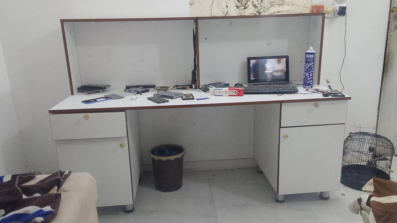 ديكور محل اجهزة تلفونات للبيع متكون من رفوف 2 و ميز طول مترتين وعارضة اجهزة جان سلايت  عدد 2 العنوان ديالى بعقوبة حي المعلمين للاستفسار خاص او الاتصال على الرقم ***********
