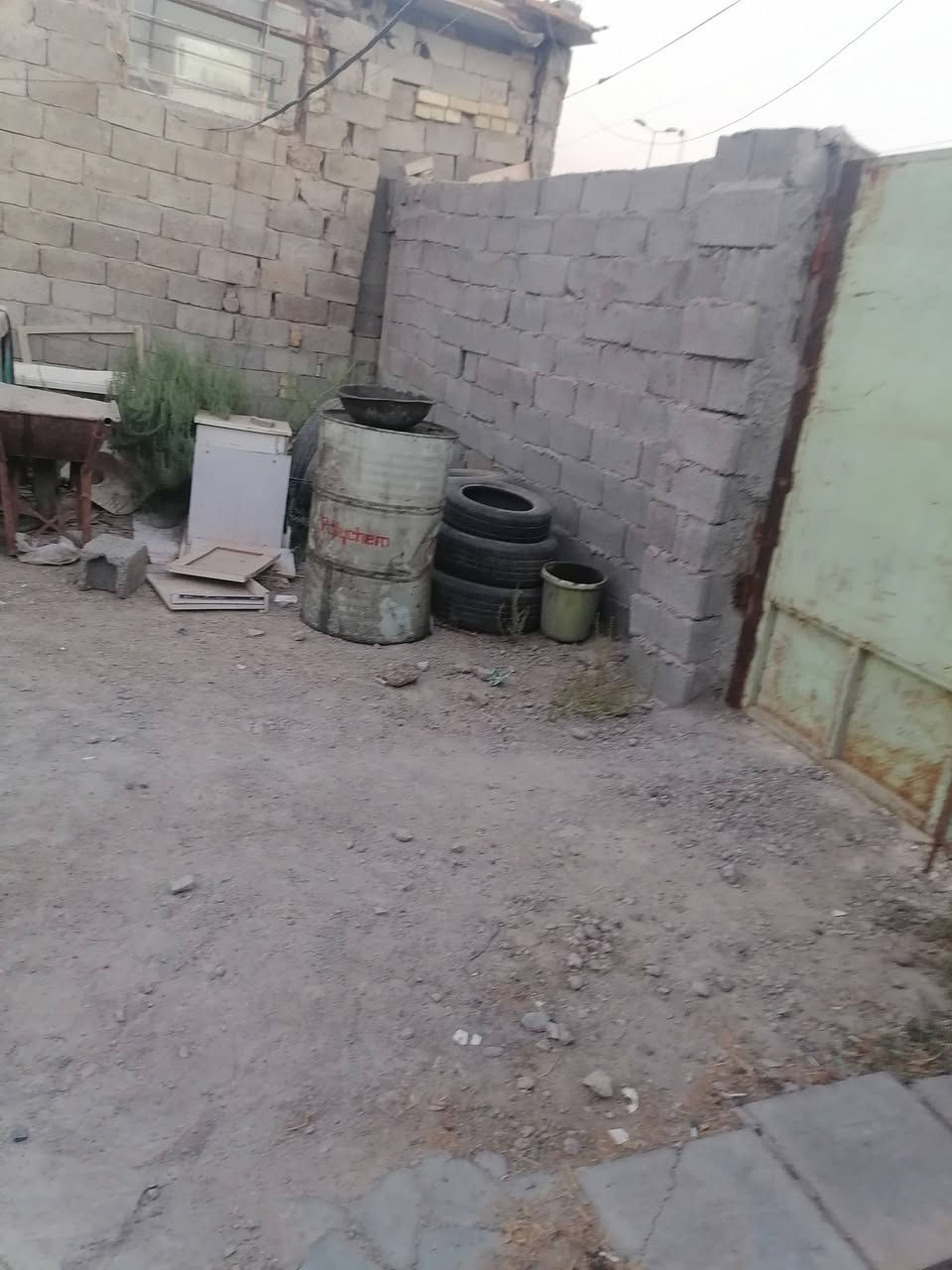 السلام عليكم
قطعت ارض للبيع 
جنس الارض تجاوز نادي التجاره 
المساحه 130 متر الواجها 8
موقع القطعه البياع مقابيل الري يم سوق اميمه بالشباب
السعر 15 وبيها مجال 
الاستفسار على الرقم وبي واتساب ***********
