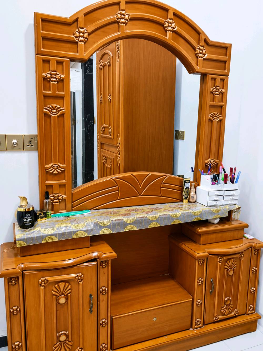 🛏️ غرفة نوم للبيع،تحتوي على (جربايه، كنتور 6ابواب، ميزتواليت، زاويه بابين، كومدينو2)