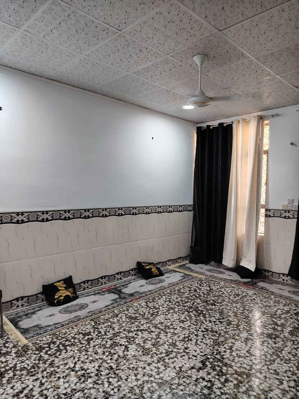 دار للبيع، 100 ، 5/20
بناء حديث، اساس متين، كهرباء نضاميه، ماء نضامي، سخان معزول، تانكي عدد ٢،
يتكون من طرمه وممر ومدخل للهول وحولي كبير وصحيات وترك وغرفه منام، 
الطابق الأرضي،،، كامل،، بناء طابوق
الطابق الأول  ،،، هيكل مصبوب وبي بيبان وشبابيك حديد،، بناء بلوك غرفه عدد ٢  وحمام وحولي
الزعفرانية / شارع الكهرباء، دور الشرطه الزراعي
رقم الهاتف ( *********** ) واتساب
